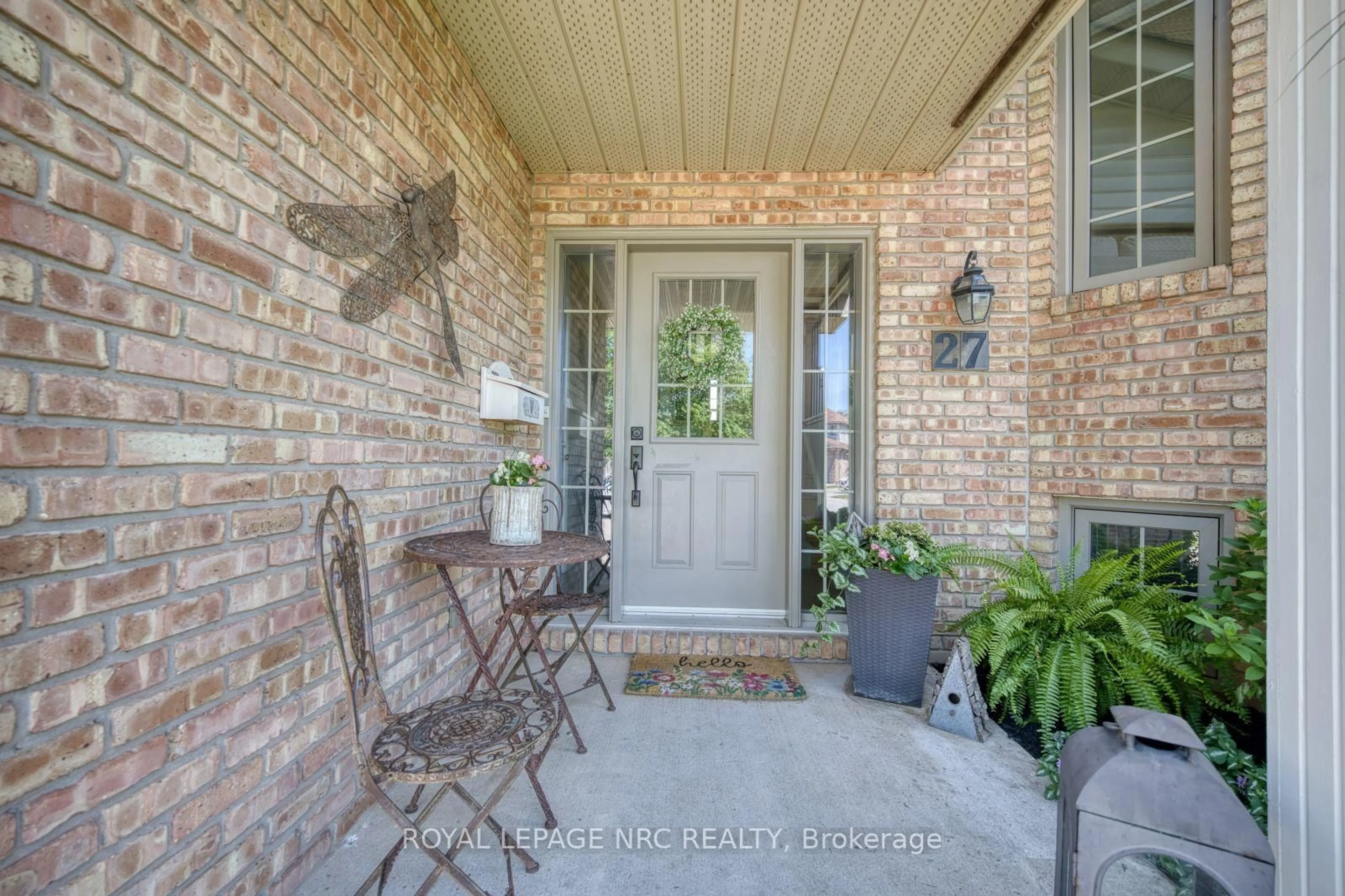 Indoor entryway for 27 BAHAMA BAY, St. Catharines Ontario L2M 7W2