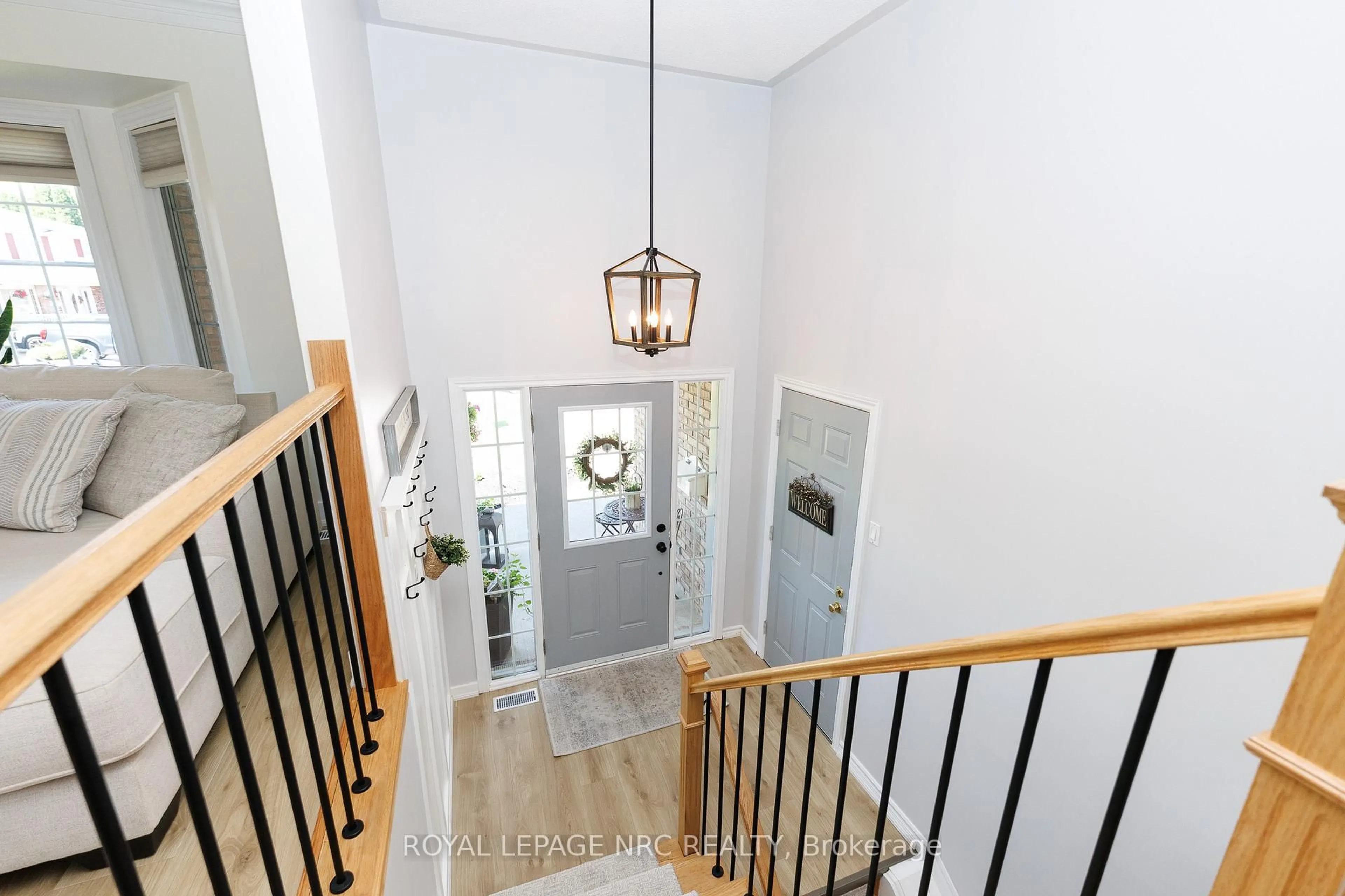 Indoor entryway for 27 BAHAMA BAY, St. Catharines Ontario L2M 7W2