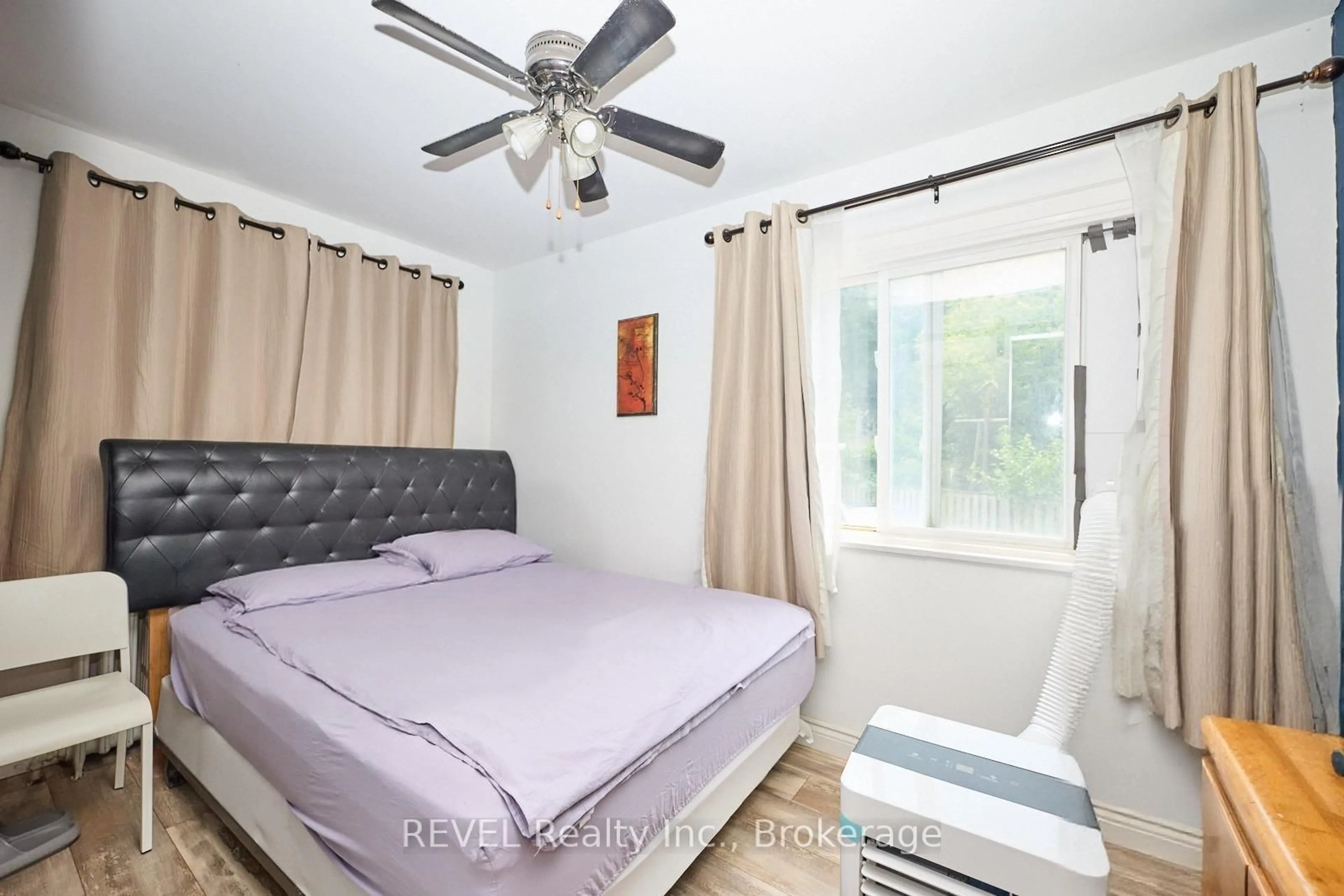 Bedroom with bed, unknown for 50 Welland Ave, St. Catharines Ontario L2R 2M5