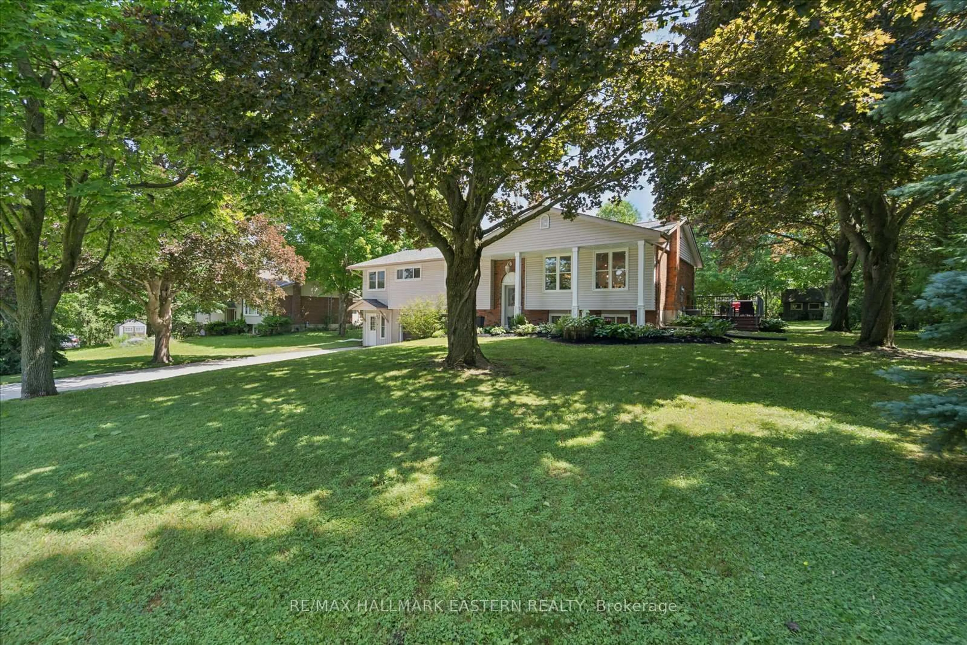 A pic from outside/outdoor area/front of a property/back of a property/a pic from drone, street for 825 Tindle Bay Rd, Selwyn Ontario K9J 6X3