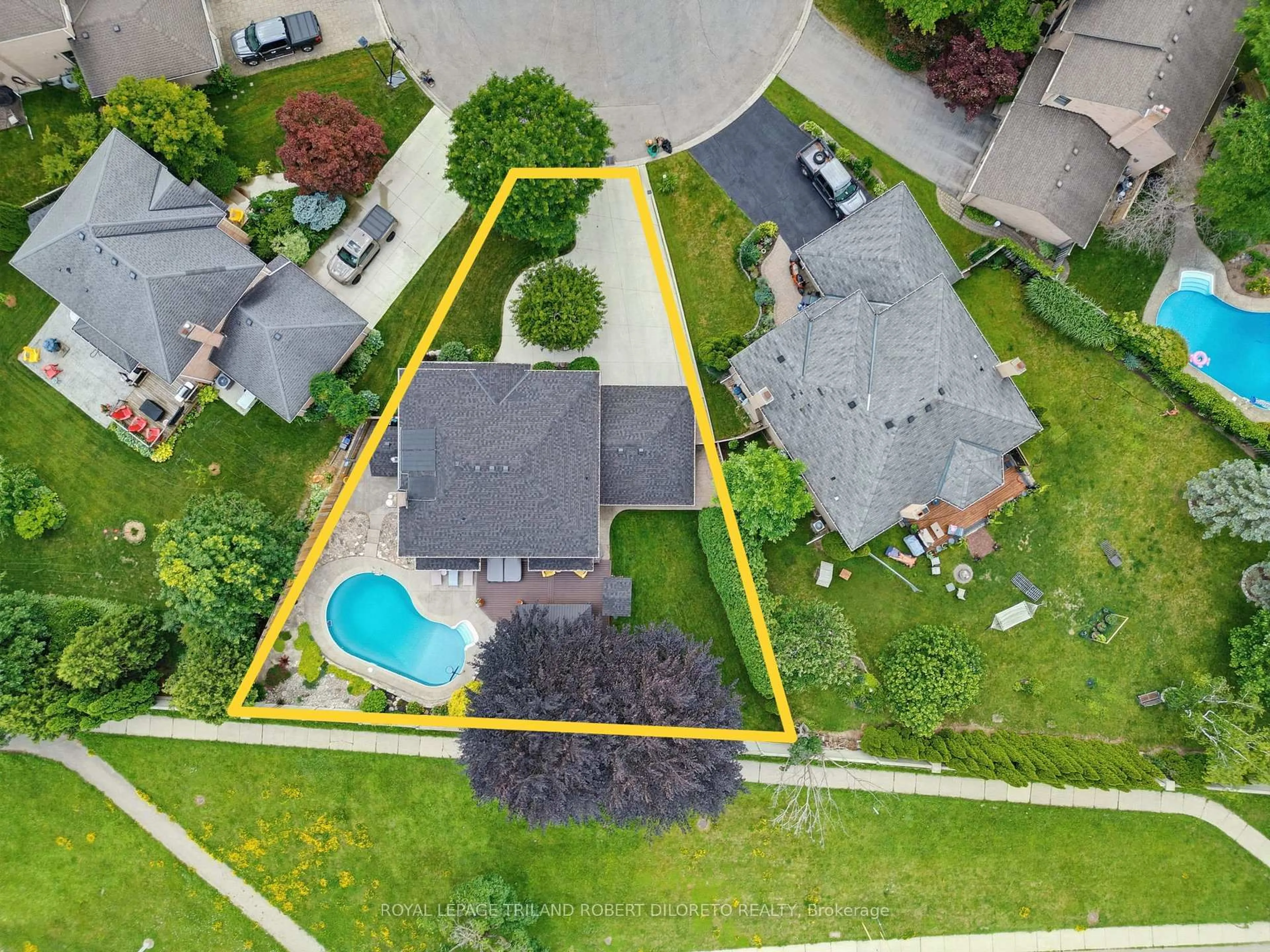A pic from outside/outdoor area/front of a property/back of a property/a pic from drone, street for 102 ST BEES Crt, London North Ontario N6G 4C1