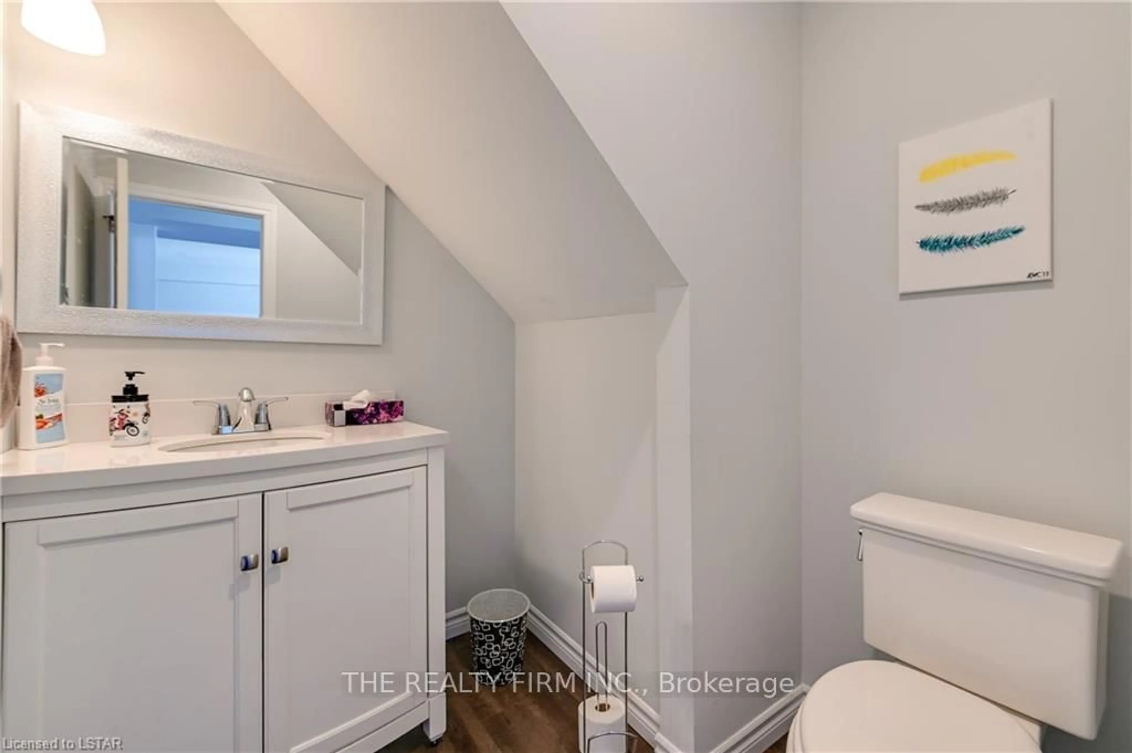 Standard bathroom, ceramic/tile floor for 770 Cheapside St, London East Ontario N5Y 3Y9