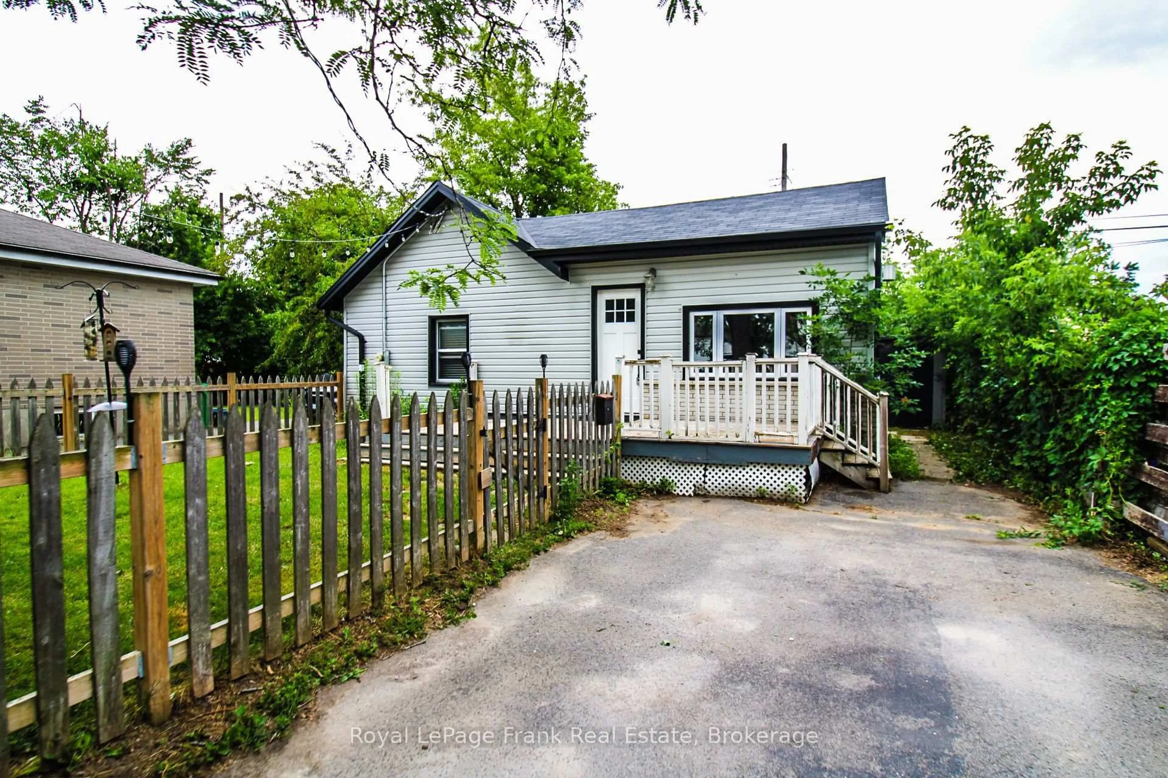 A pic from outside/outdoor area/front of a property/back of a property/a pic from drone, street for 460 Howden St, Peterborough Ontario K9J 4B3