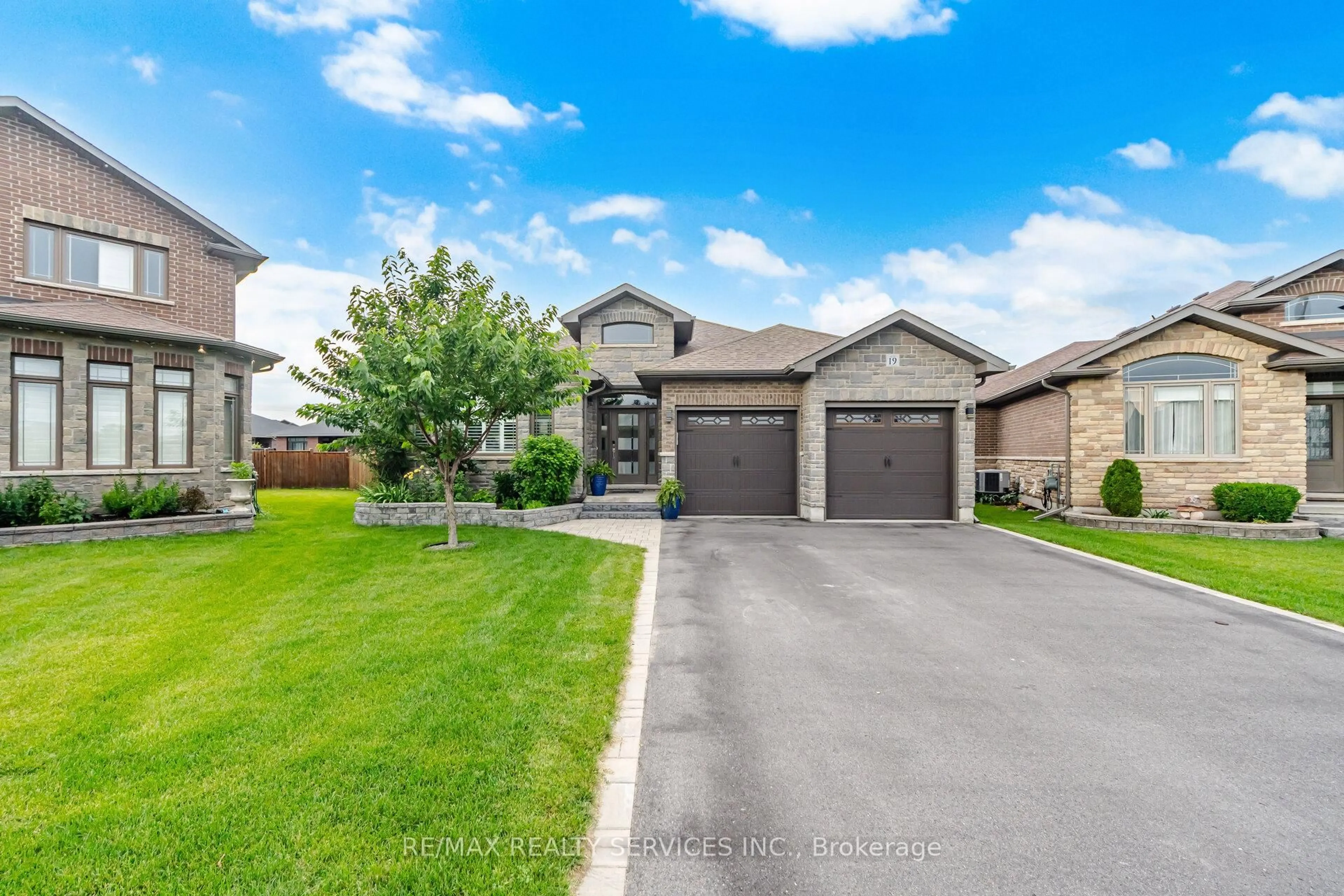 A pic from outside/outdoor area/front of a property/back of a property/a pic from drone, street for 19 Charleston Crt, Belleville Ontario K8N 0H1