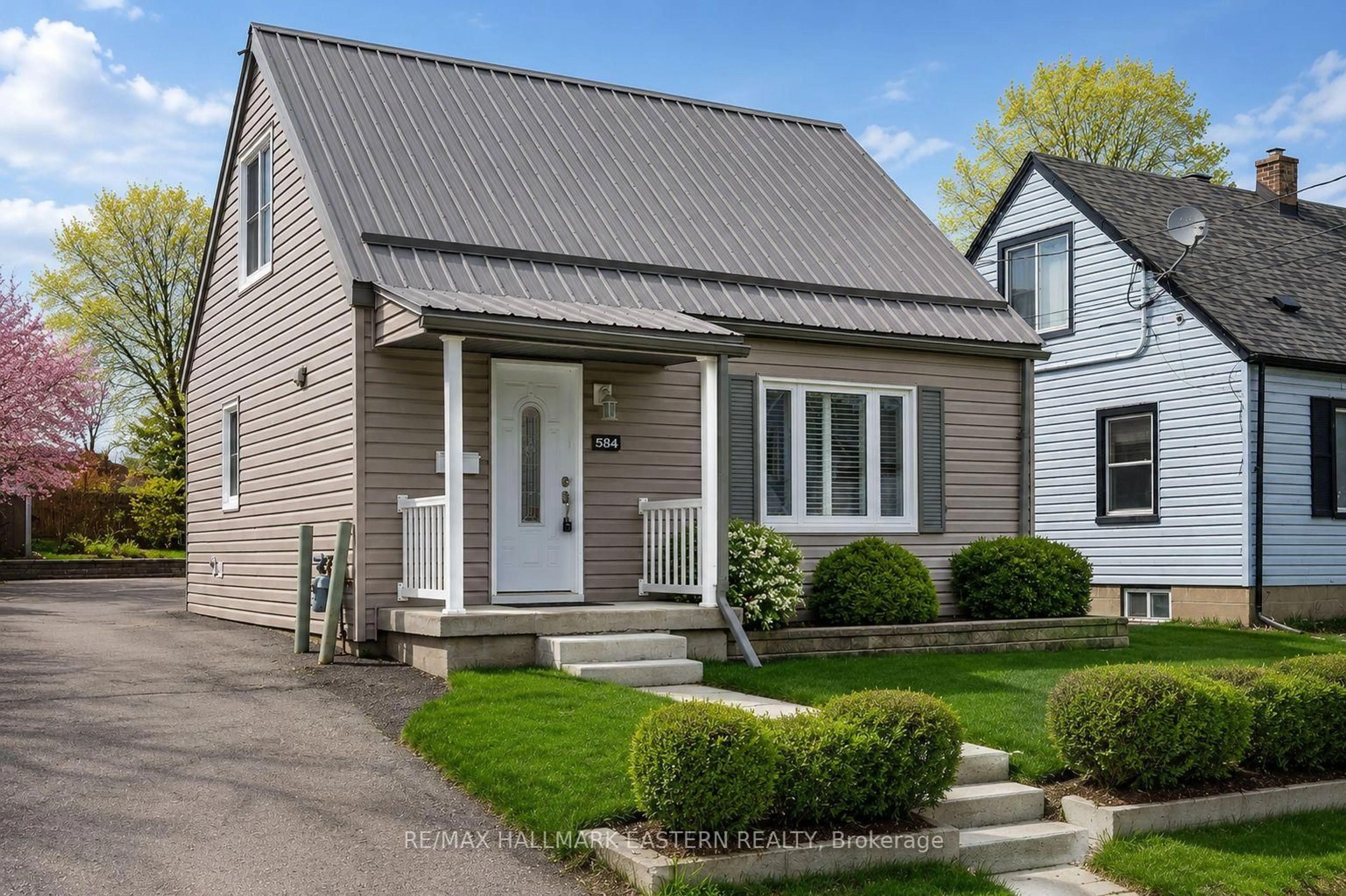 Home with vinyl exterior material, street for 584 Paterson St, Peterborough Ontario K9J 4R2