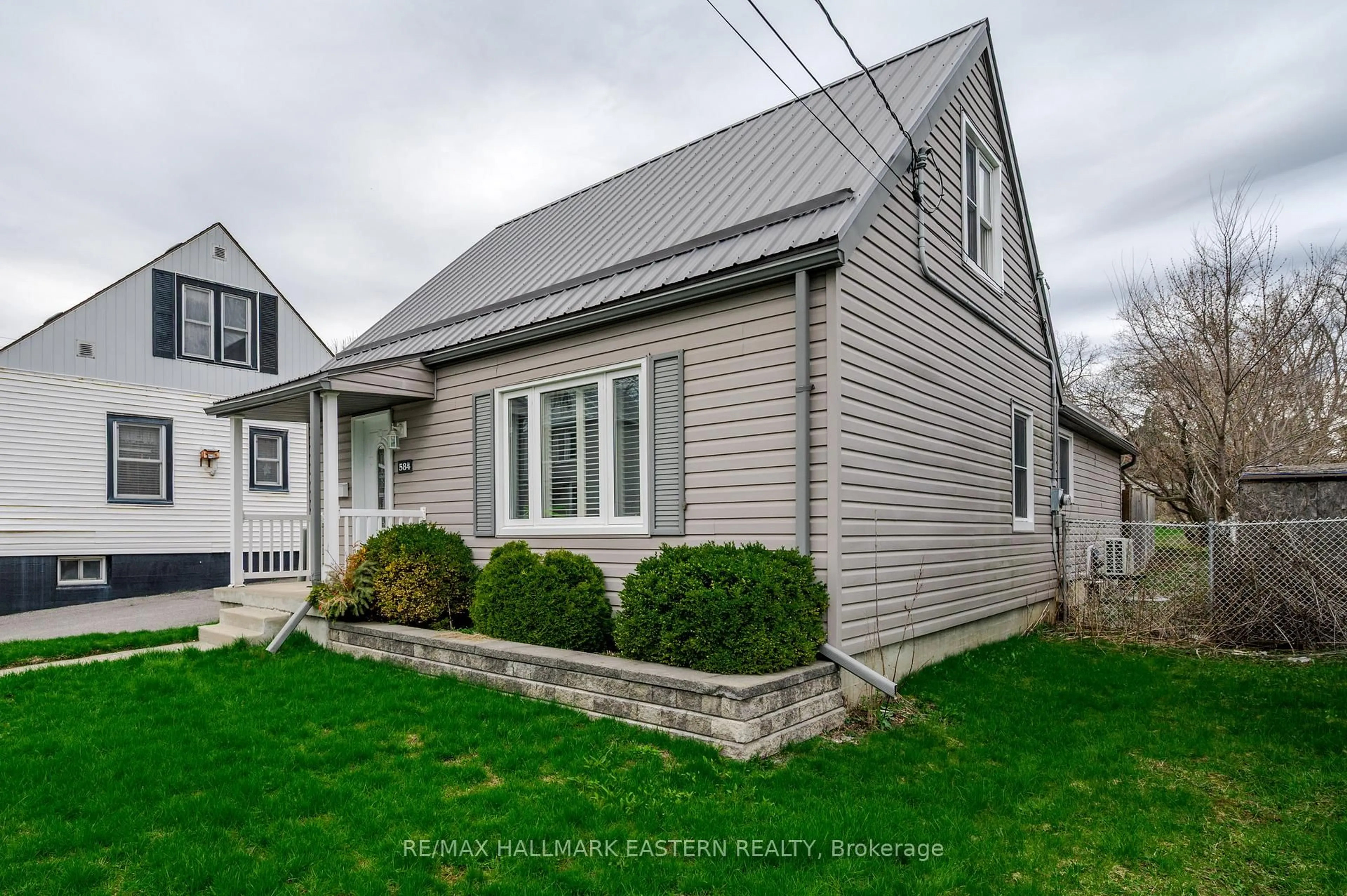 Home with vinyl exterior material, street for 584 Paterson St, Peterborough Ontario K9J 4R2
