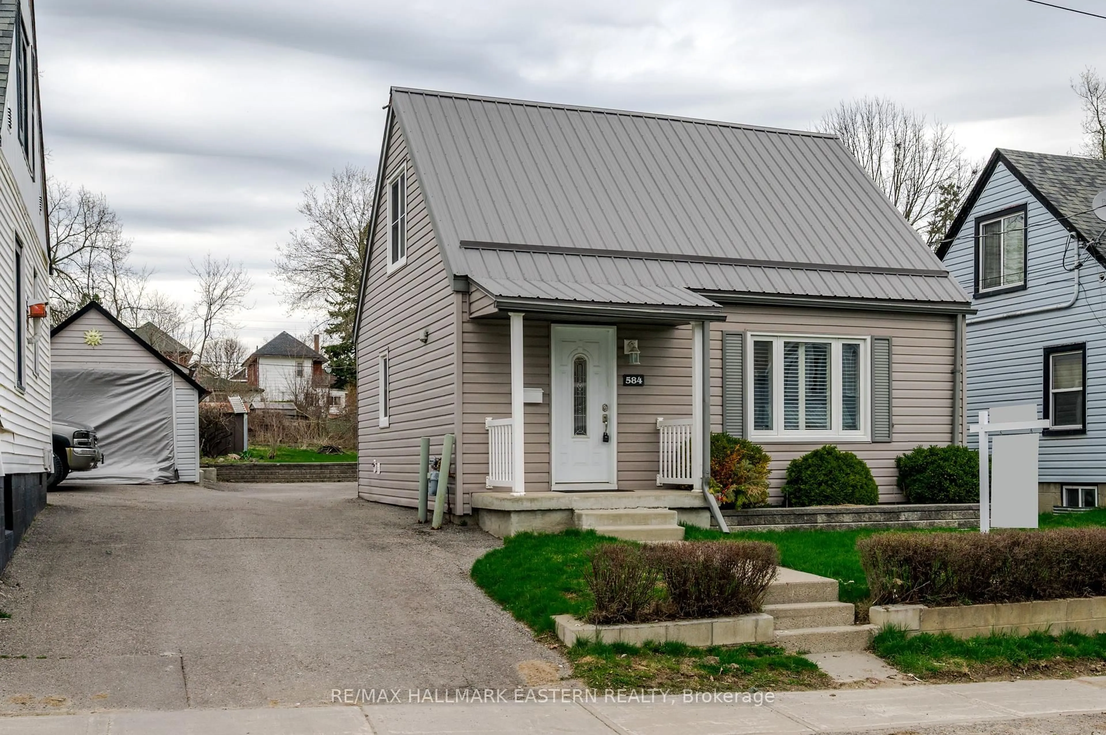Home with vinyl exterior material, street for 584 Paterson St, Peterborough Ontario K9J 4R2