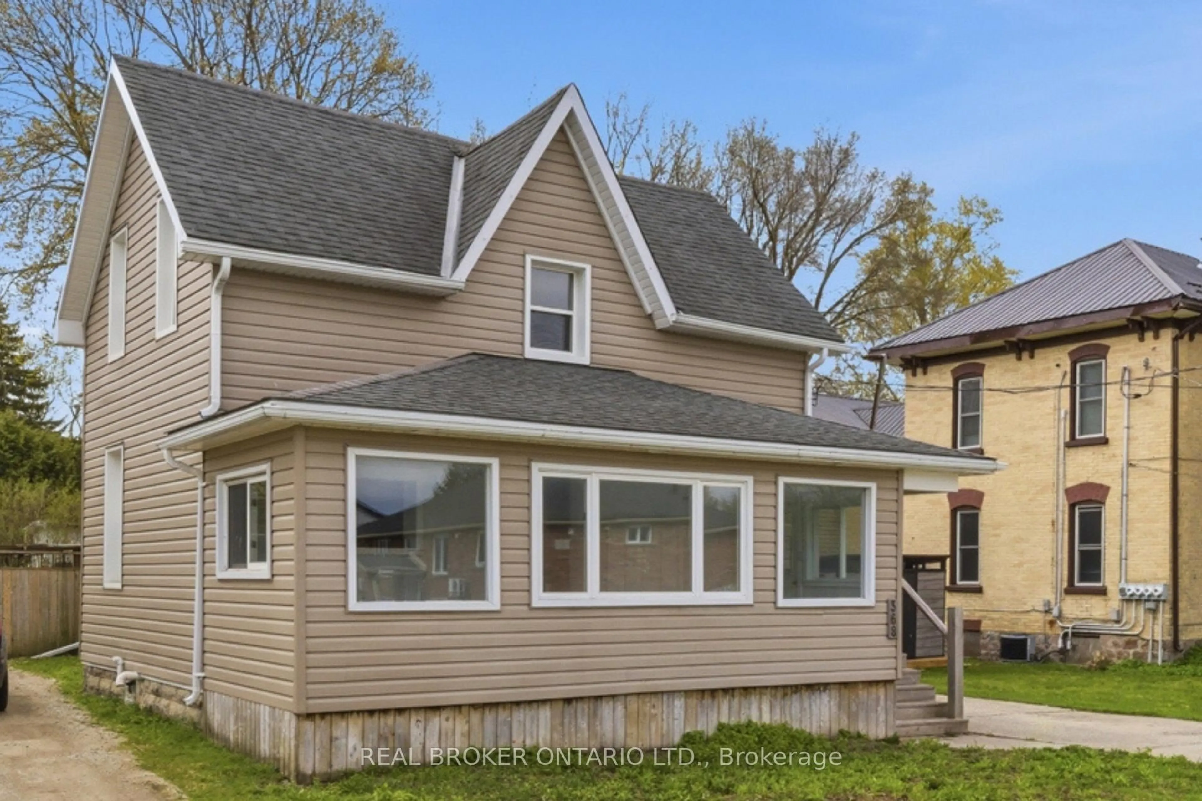 Home with vinyl exterior material, street for 368 Wellington Ave, North Perth Ontario N4W 2J2