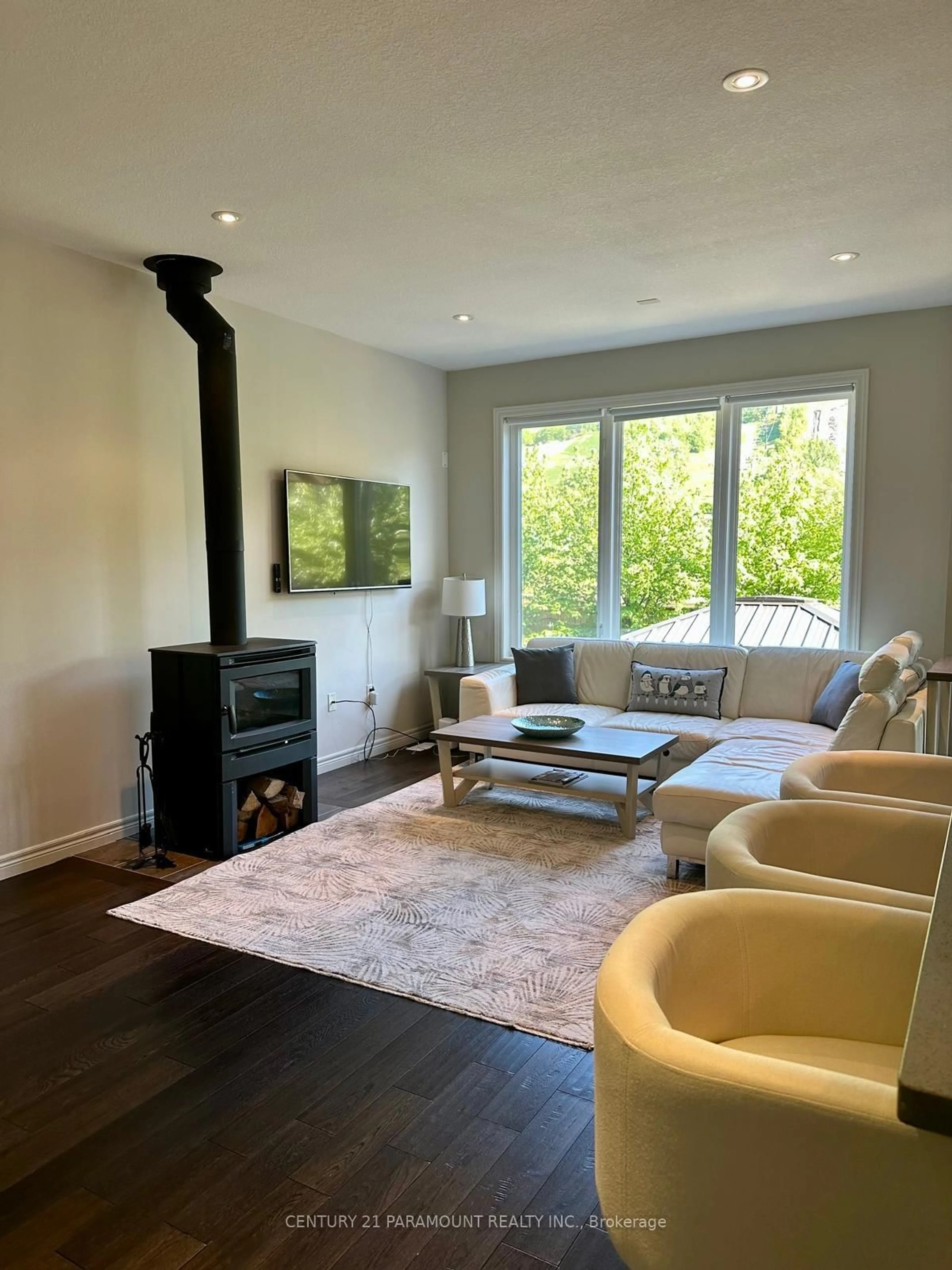Living room with furniture, wood/laminate floor for 120 Delphi Lane, Blue Mountains Ontario N0H 1J0