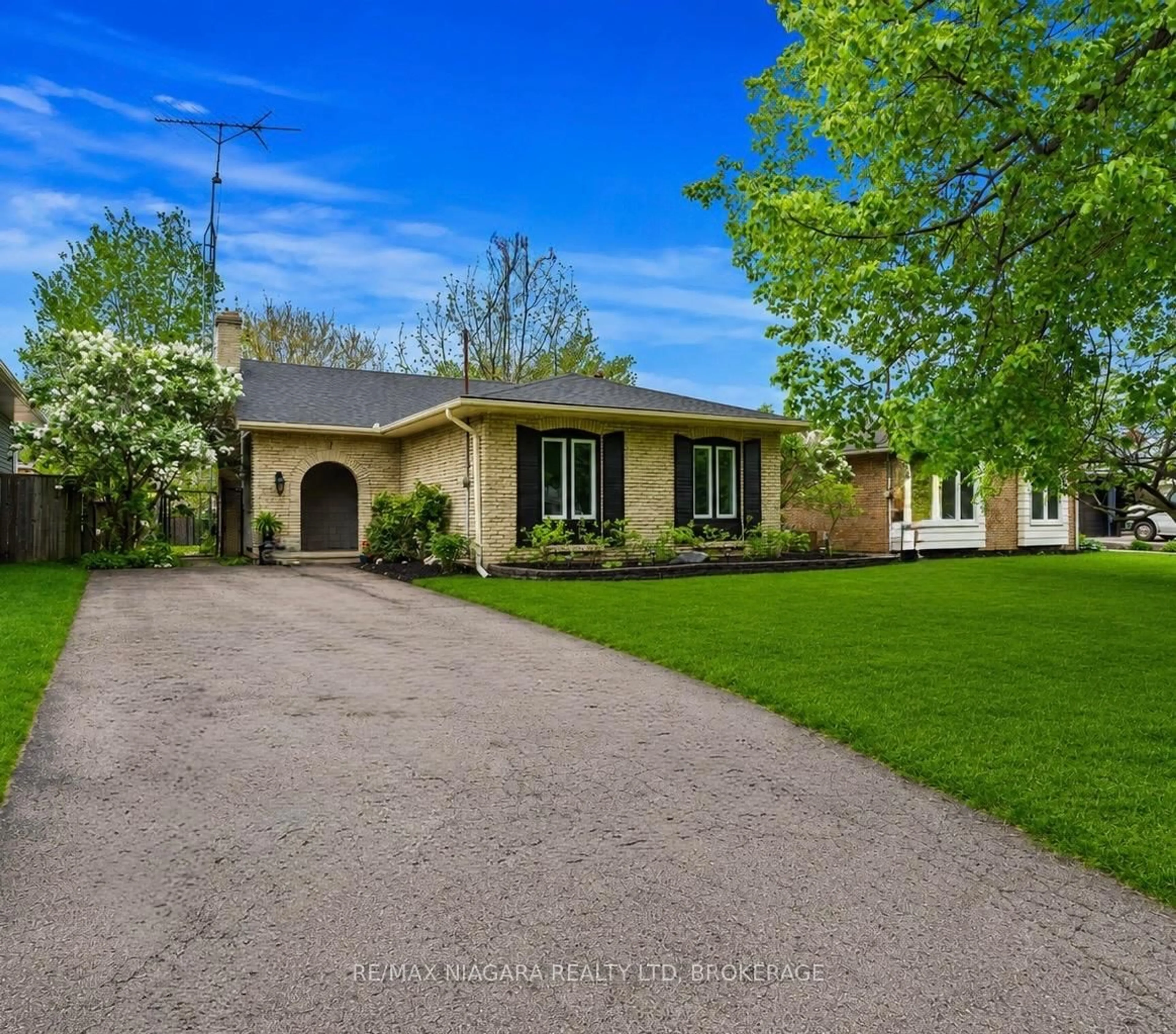 A pic from outside/outdoor area/front of a property/back of a property/a pic from drone, street for 7 Ameer Dr, St. Catharines Ontario L2N 3S9