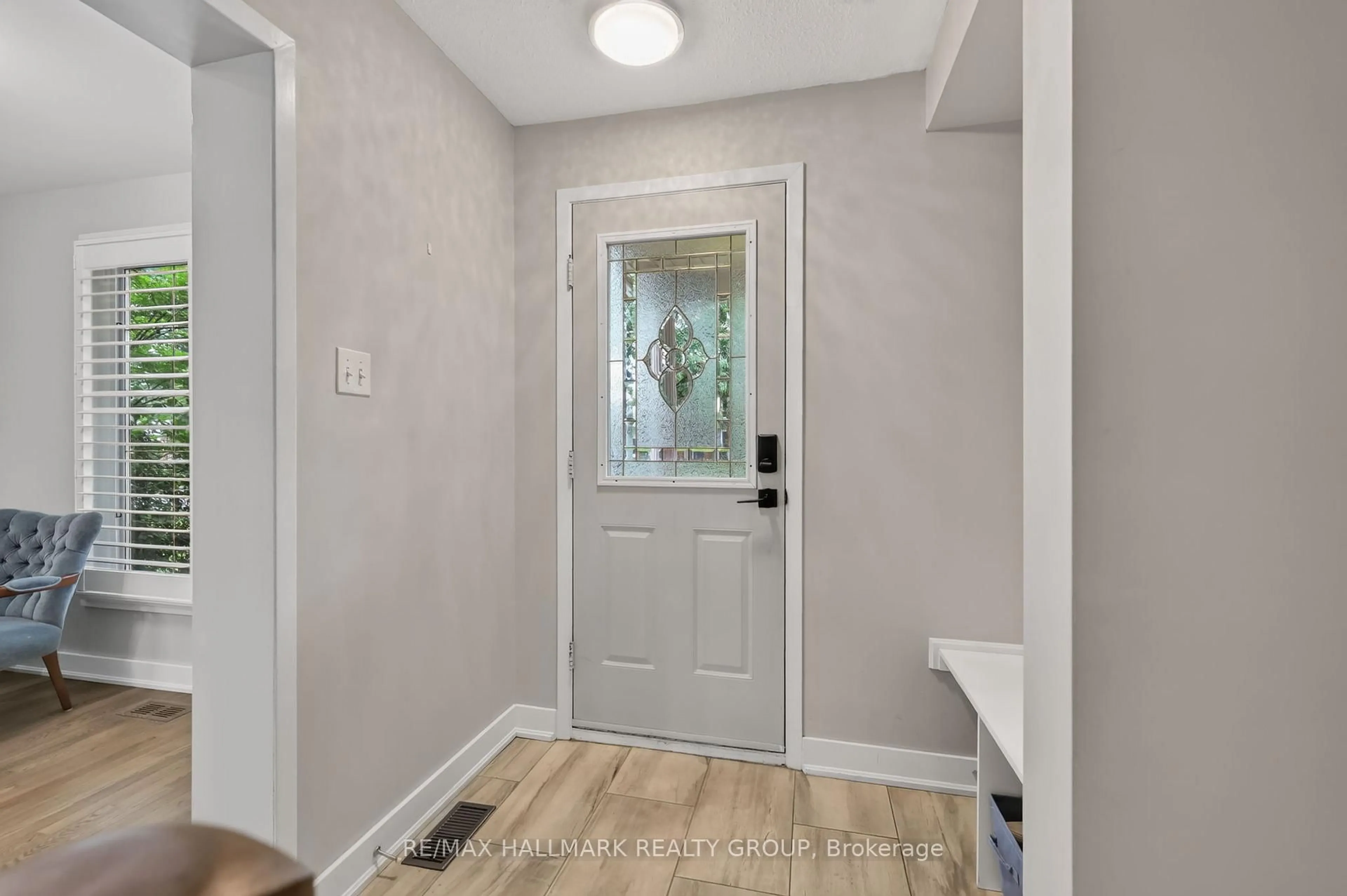 Indoor entryway for 1084 St Germain Cres, Ottawa Ontario K1C 2L8