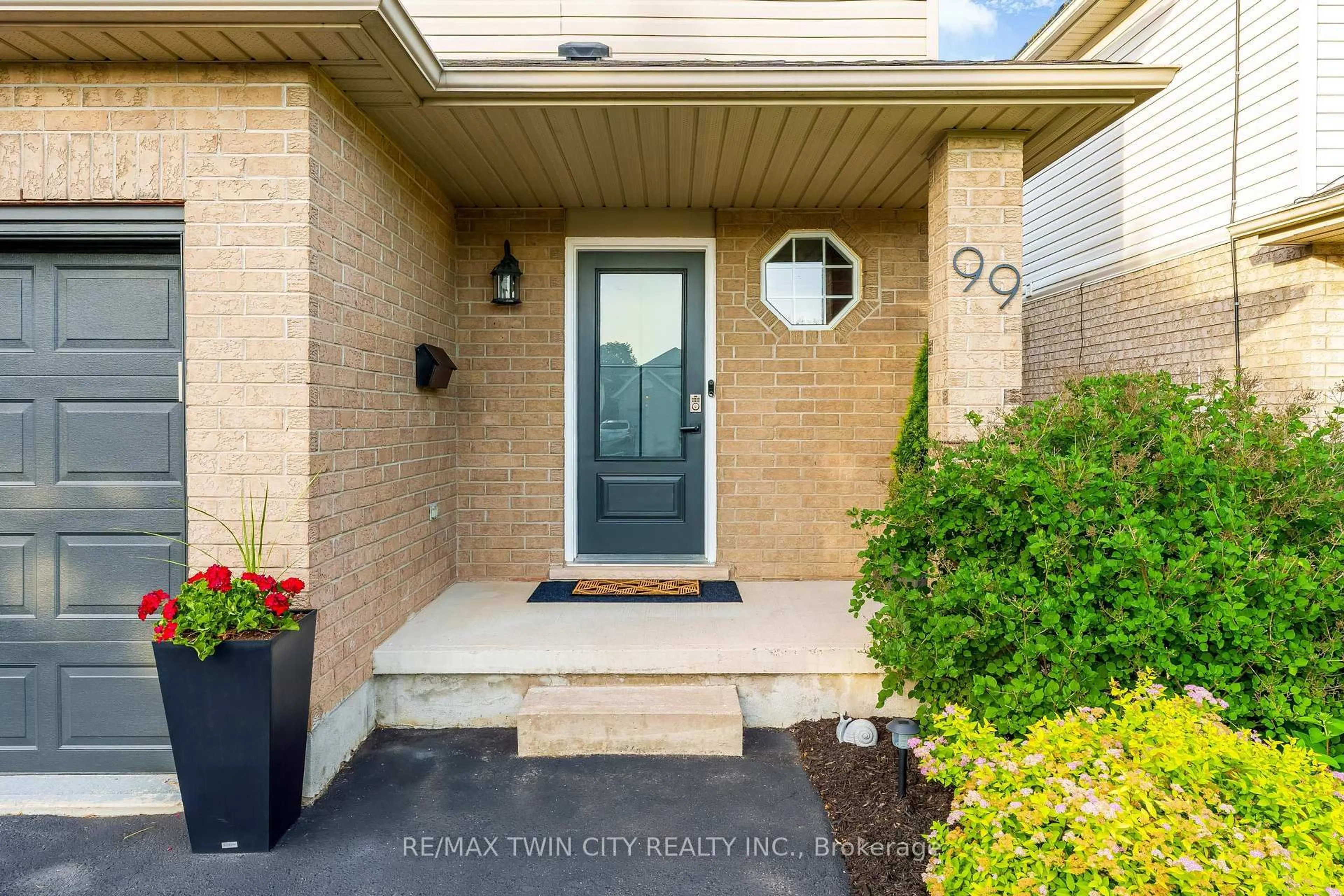 Indoor entryway for 99 Stanley Ave, Kitchener Ontario N2K 3V9