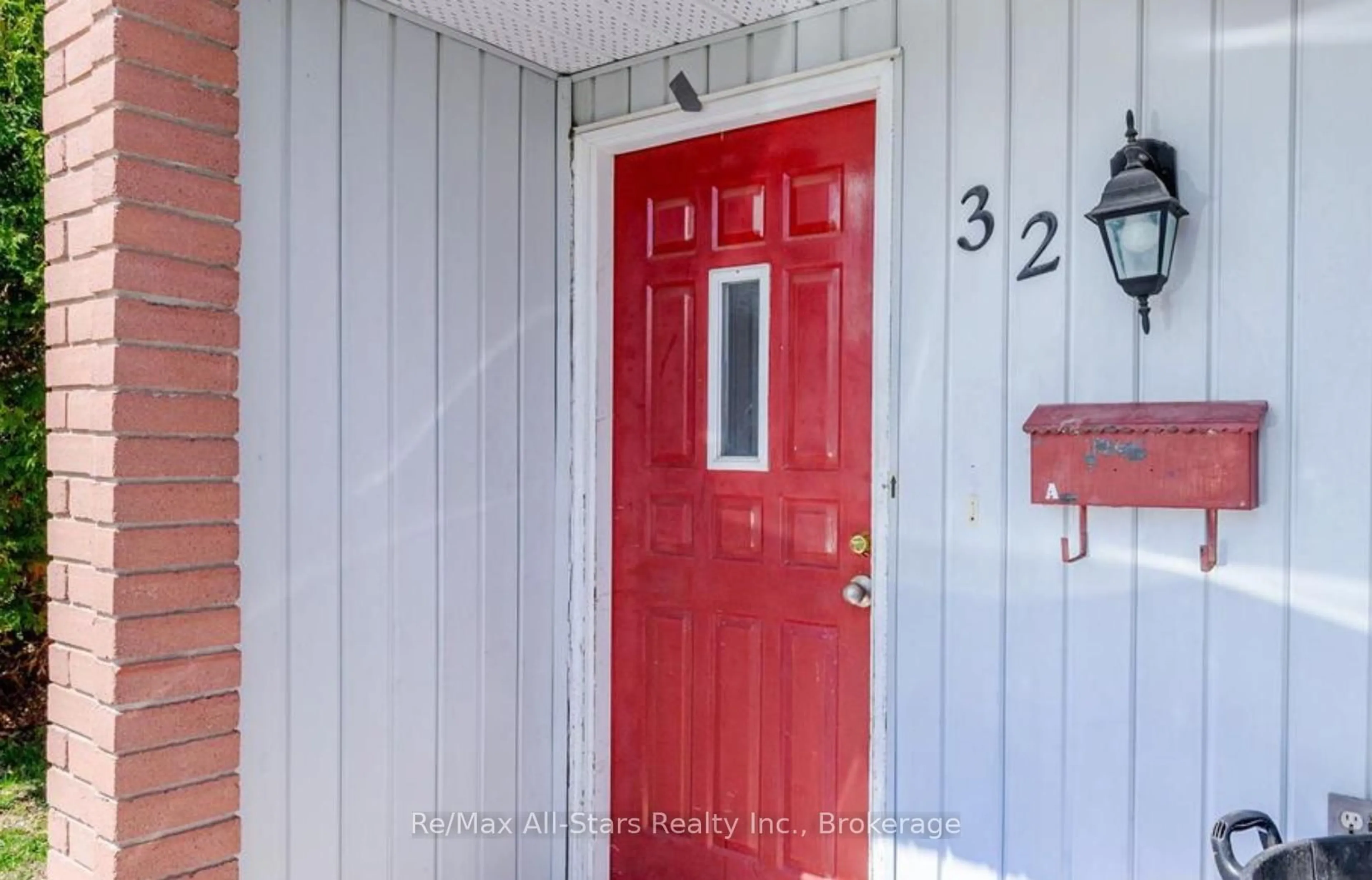 Indoor entryway for 32 St George St, Kawartha Lakes Ontario K9V 1W5
