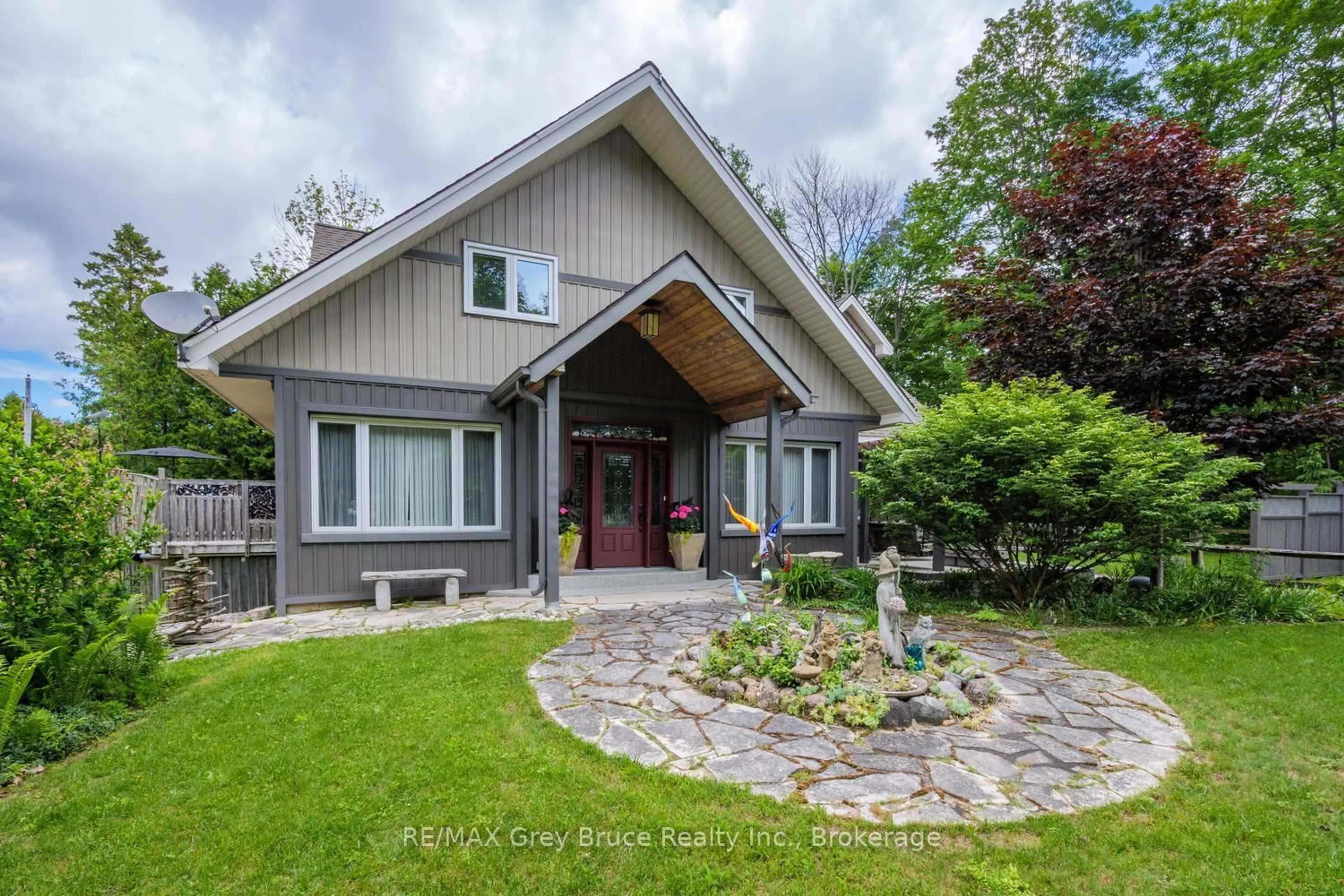 Home with vinyl exterior material, mountain view for 424 Huron Rd, South Bruce Peninsula Ontario N0H 2T0