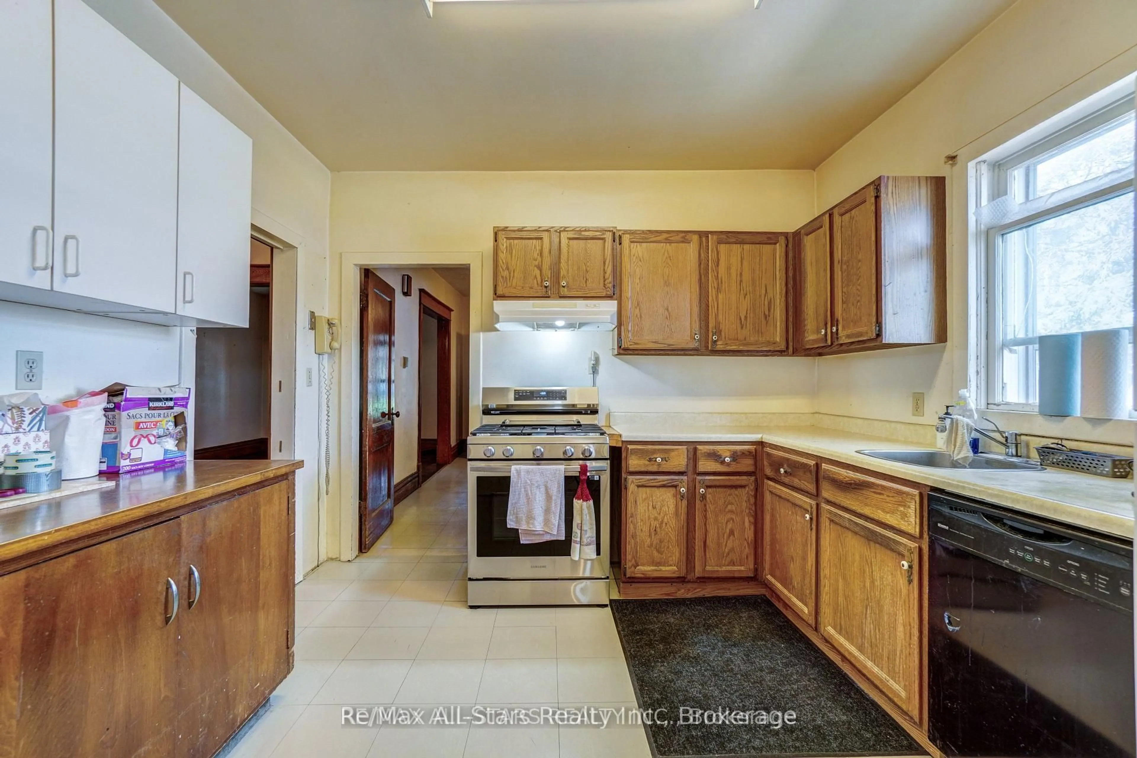 Standard kitchen, unknown for 94 Adelaide St, Kawartha Lakes Ontario K9V 4L5