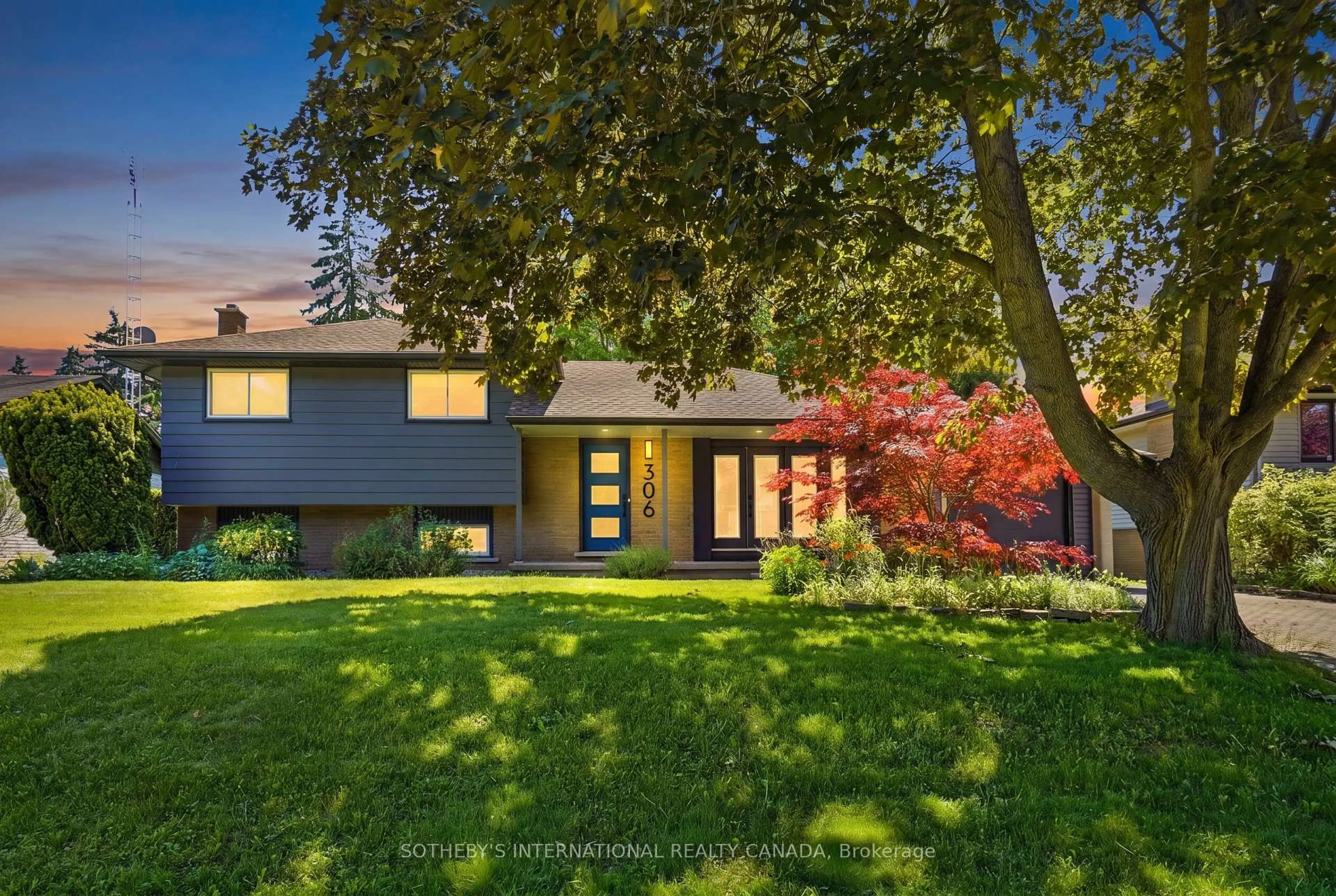 Home with vinyl exterior material, street for 306 Centre St, Niagara-on-the-Lake Ontario L0S 1J0
