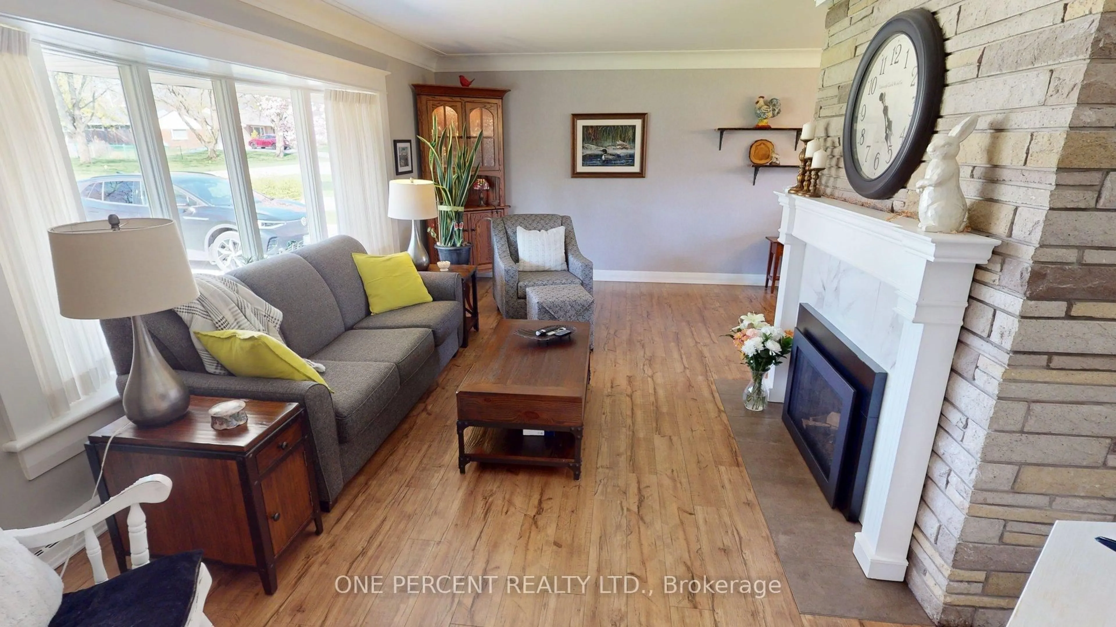Living room with furniture, wood/laminate floor for 16 Daleview Cres, Pelham Ontario L0S 1E0