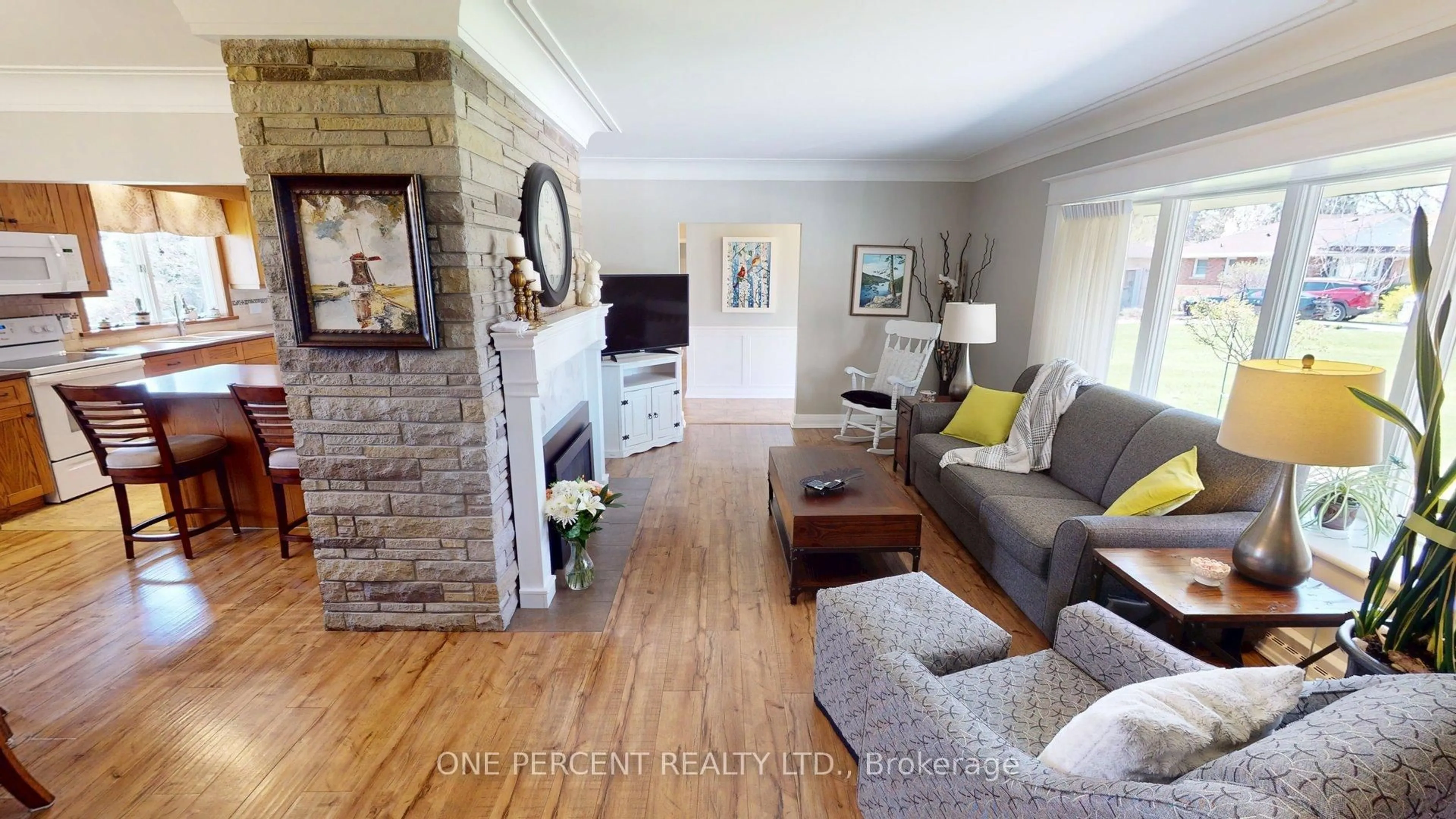 Living room with furniture, wood/laminate floor for 16 Daleview Cres, Pelham Ontario L0S 1E0