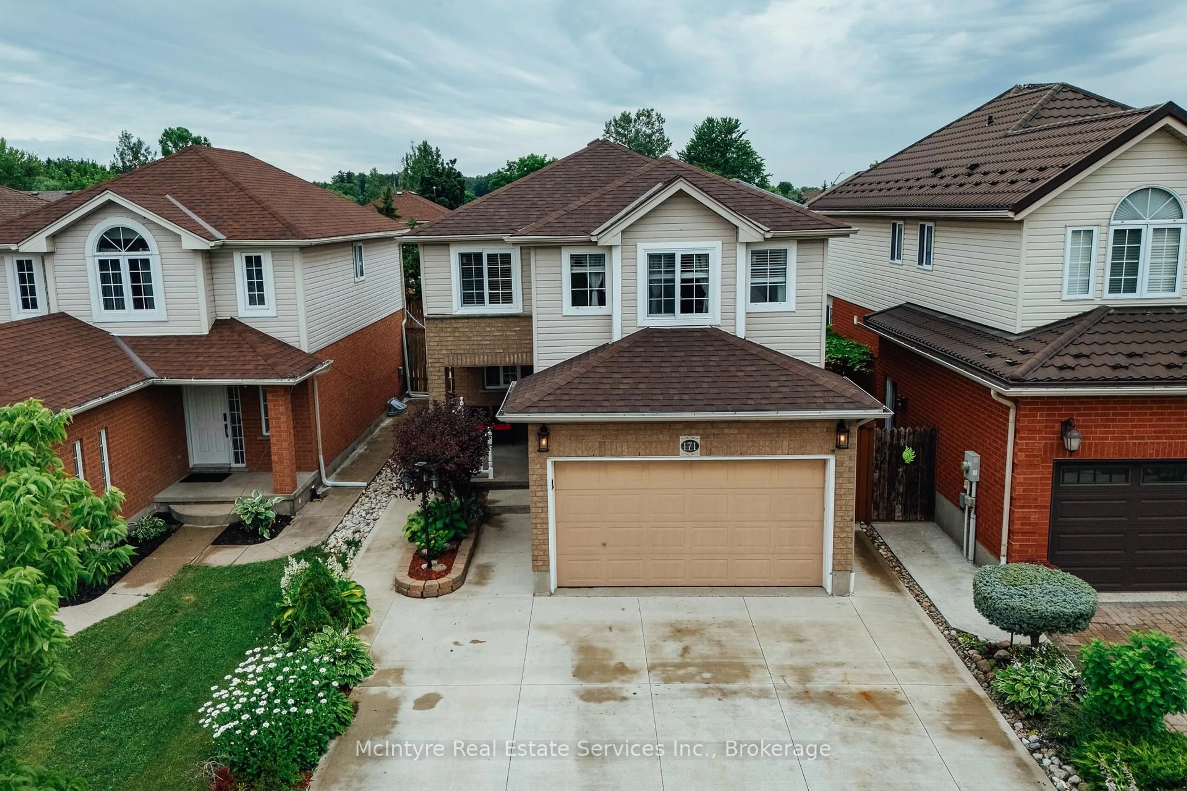 A pic from outside/outdoor area/front of a property/back of a property/a pic from drone, street for 171 McNichol Dr, Cambridge Ontario N1P 1G8