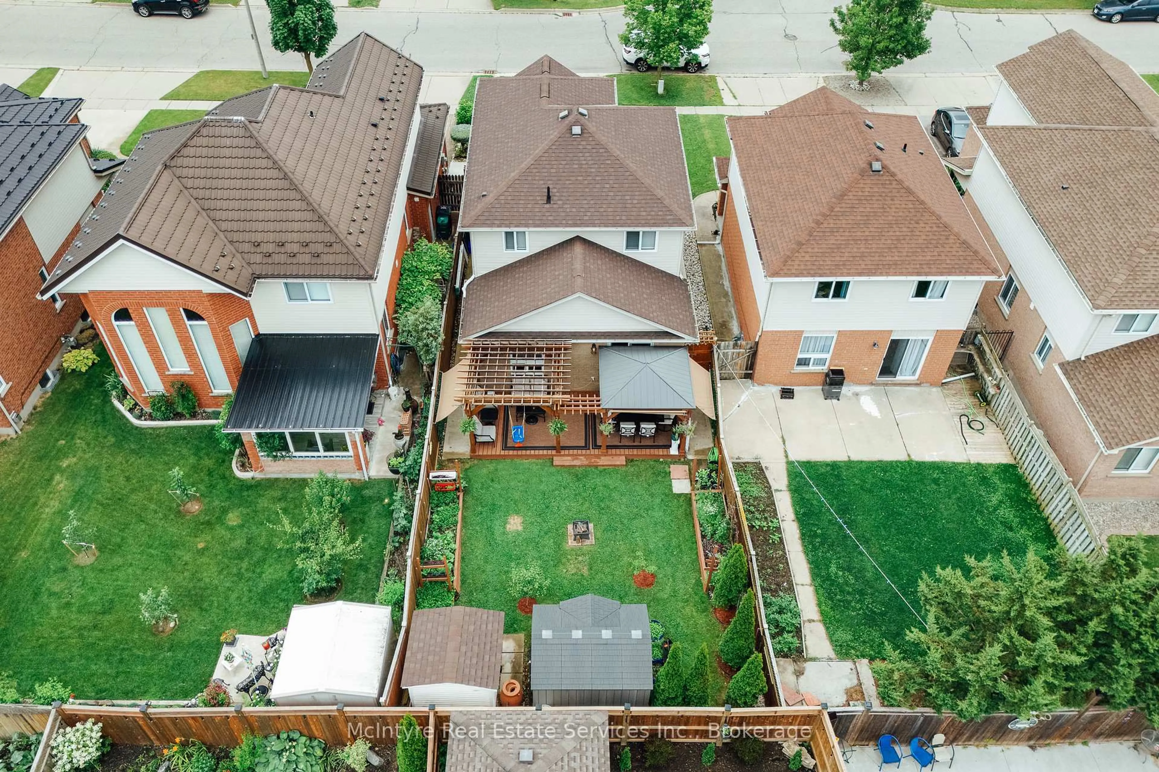 A pic from outside/outdoor area/front of a property/back of a property/a pic from drone, street for 171 McNichol Dr, Cambridge Ontario N1P 1G8