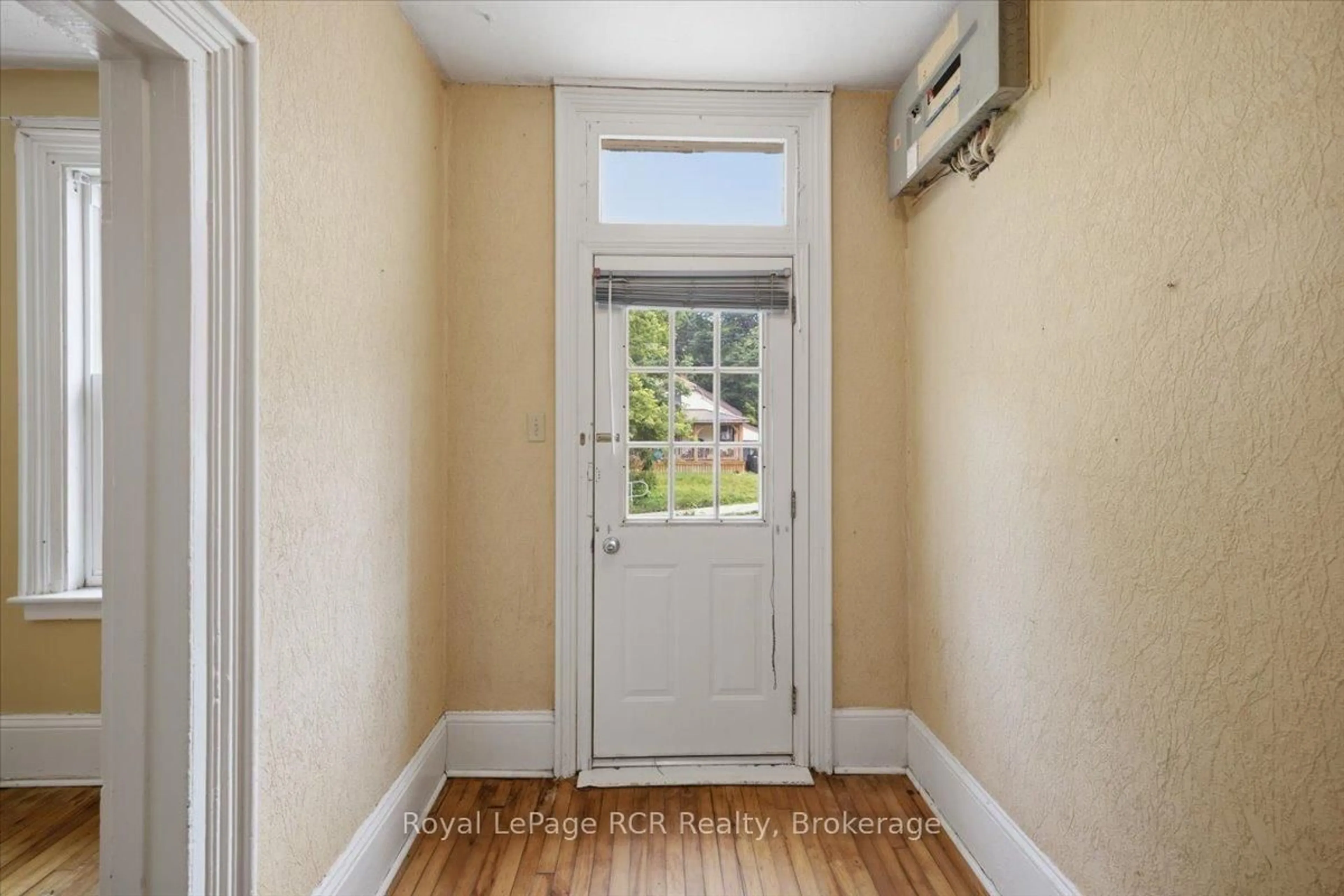 Indoor entryway for 567 & 565 7th A St, Owen Sound Ontario N4K 1K4