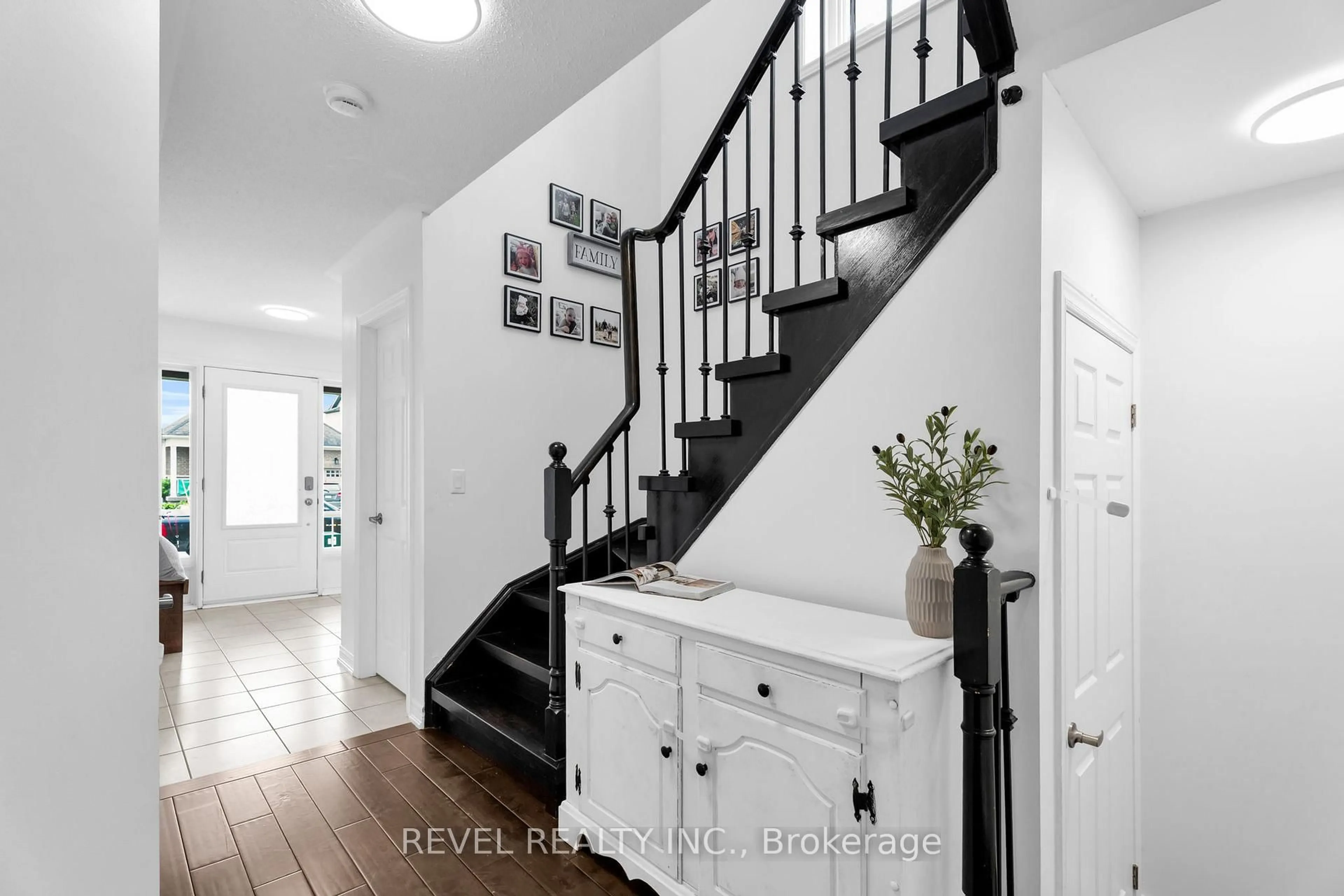 Indoor entryway for 824 Cook Cres, Shelburne Ontario L9V 3T9