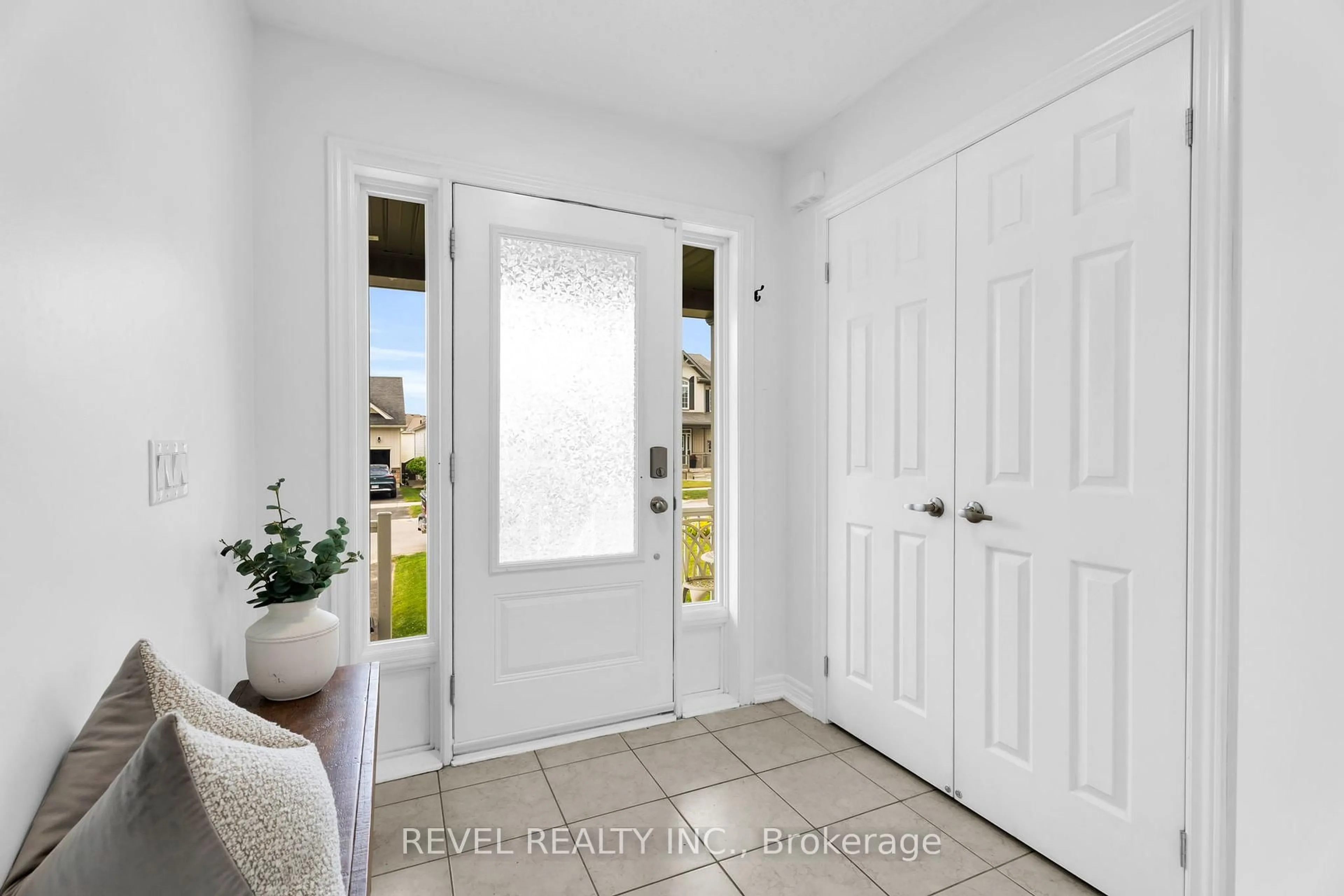 Indoor entryway for 824 Cook Cres, Shelburne Ontario L9V 3T9