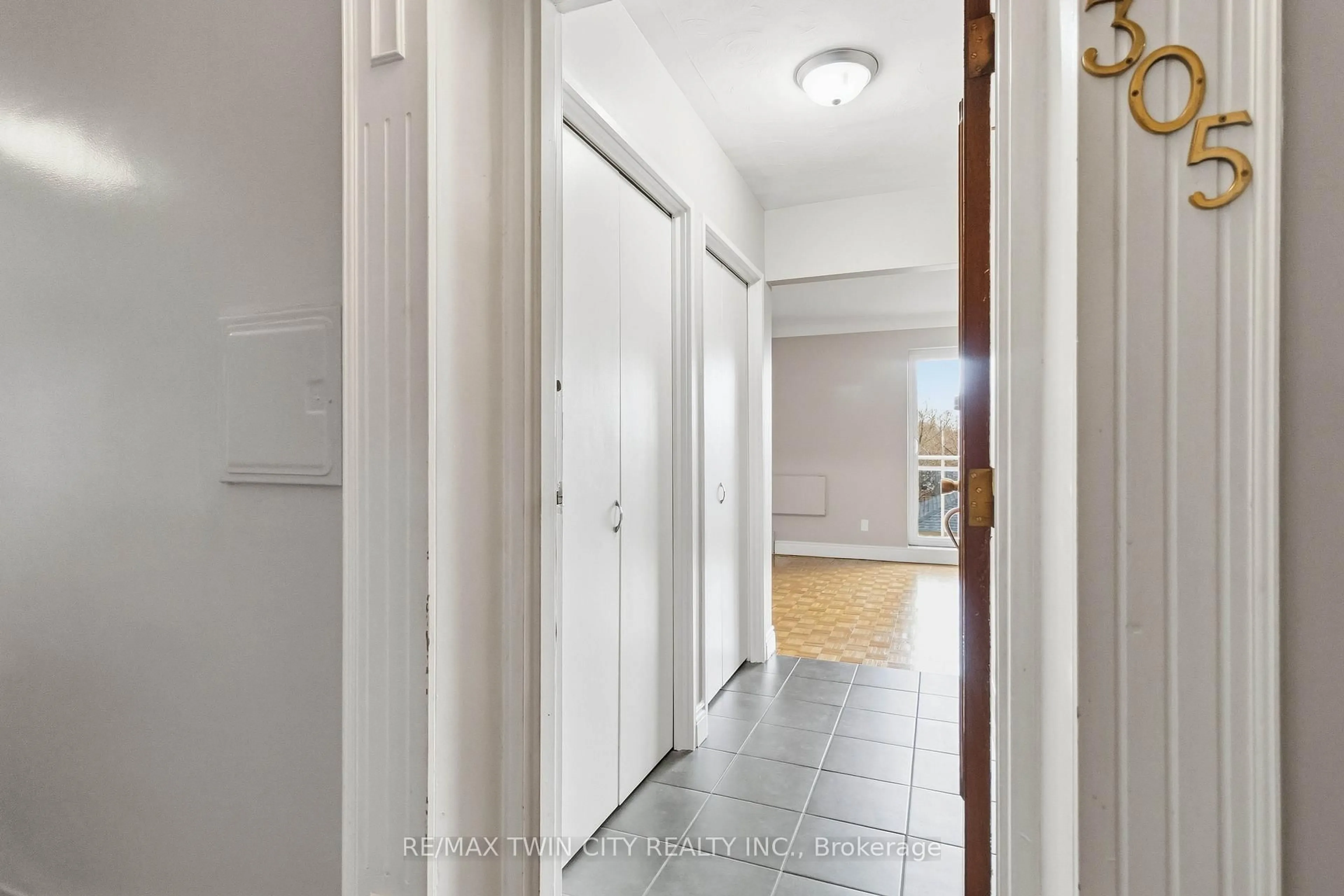 Indoor entryway for 87 St George St #305, Brantford Ontario N3R 1V5