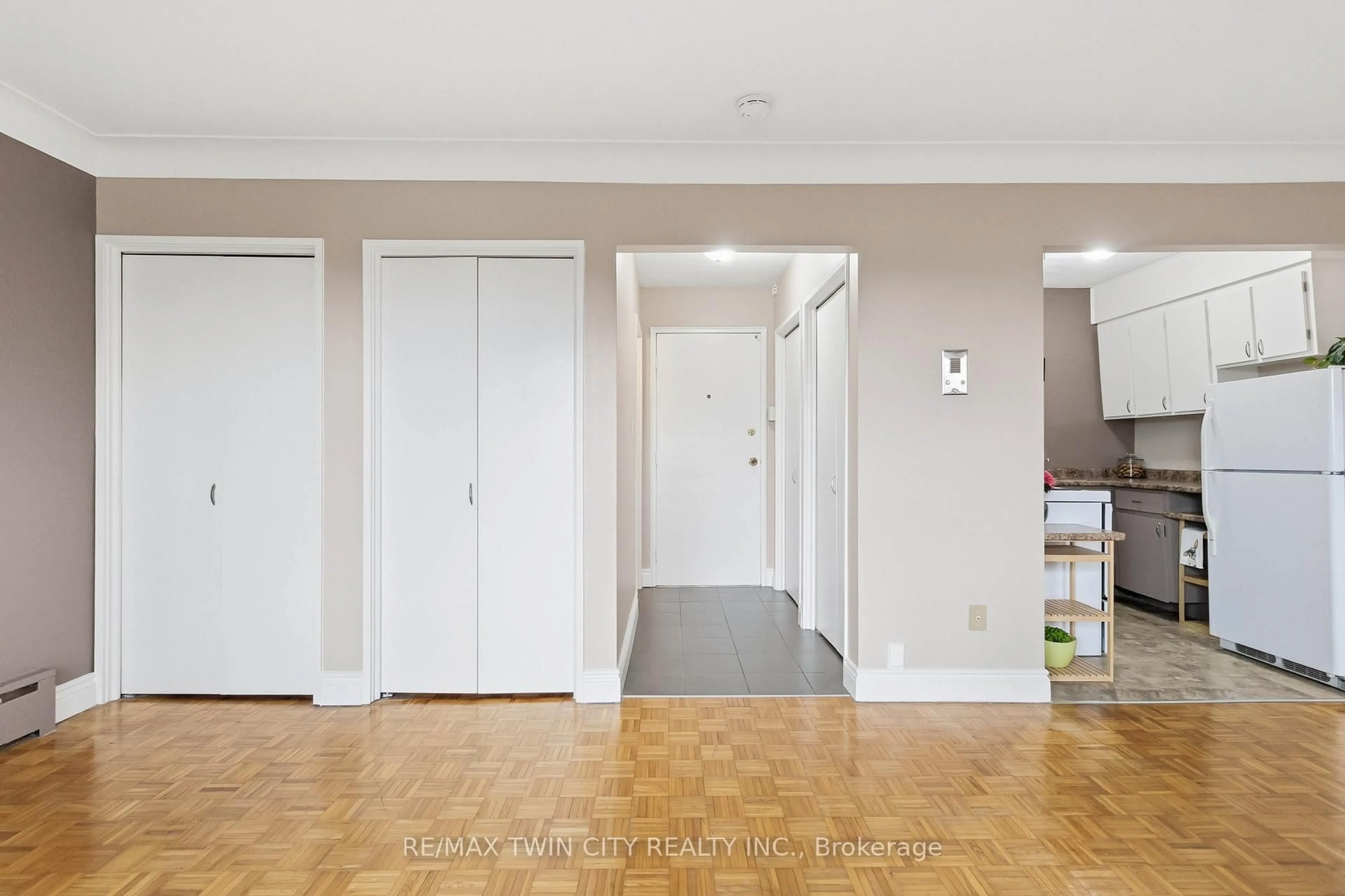 Indoor foyer for 87 St George St #305, Brantford Ontario N3R 1V5