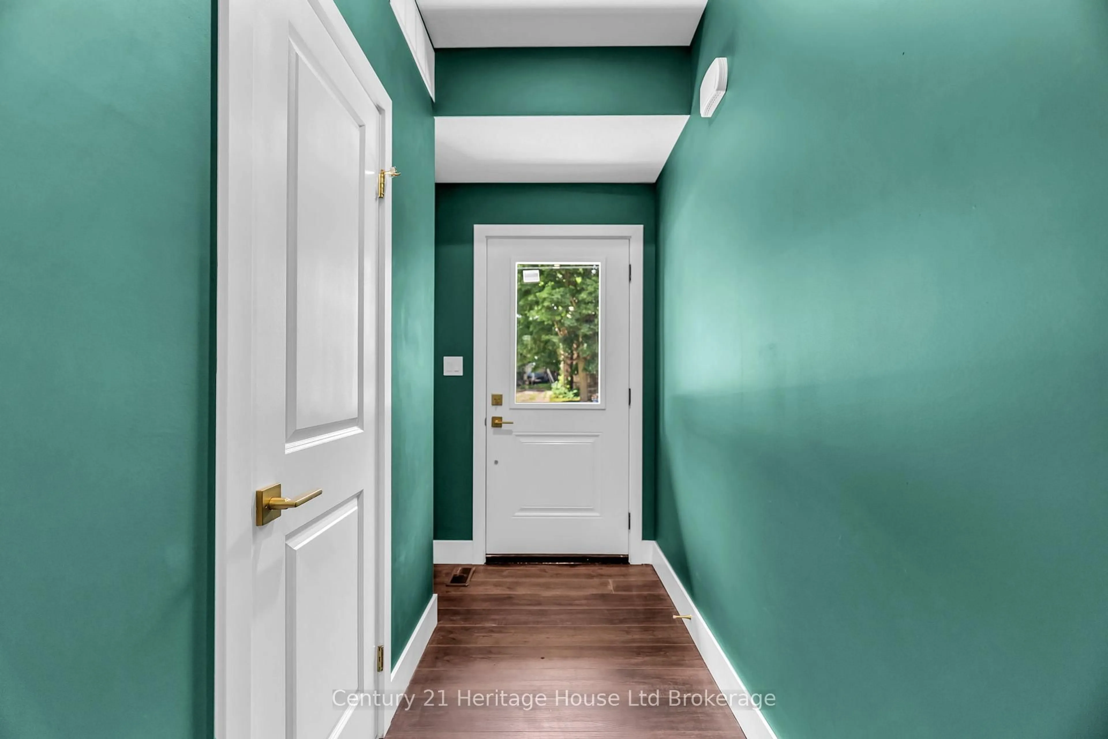 Indoor entryway for 79 Metcalf St, Woodstock Ontario N4S 3E9