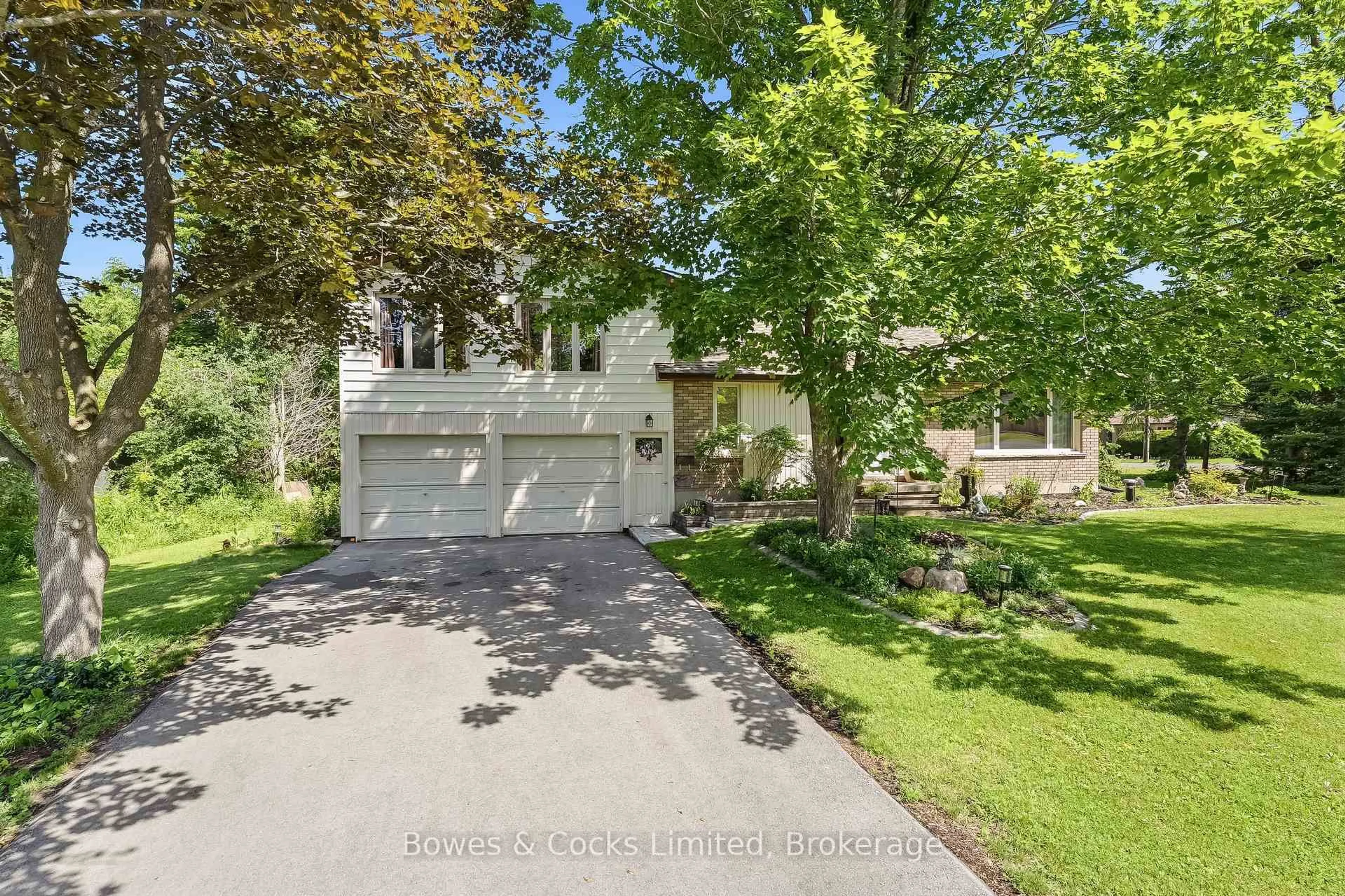 A pic from outside/outdoor area/front of a property/back of a property/a pic from drone, street for 316 Leon Ave, Selwyn Ontario K9L 1M1