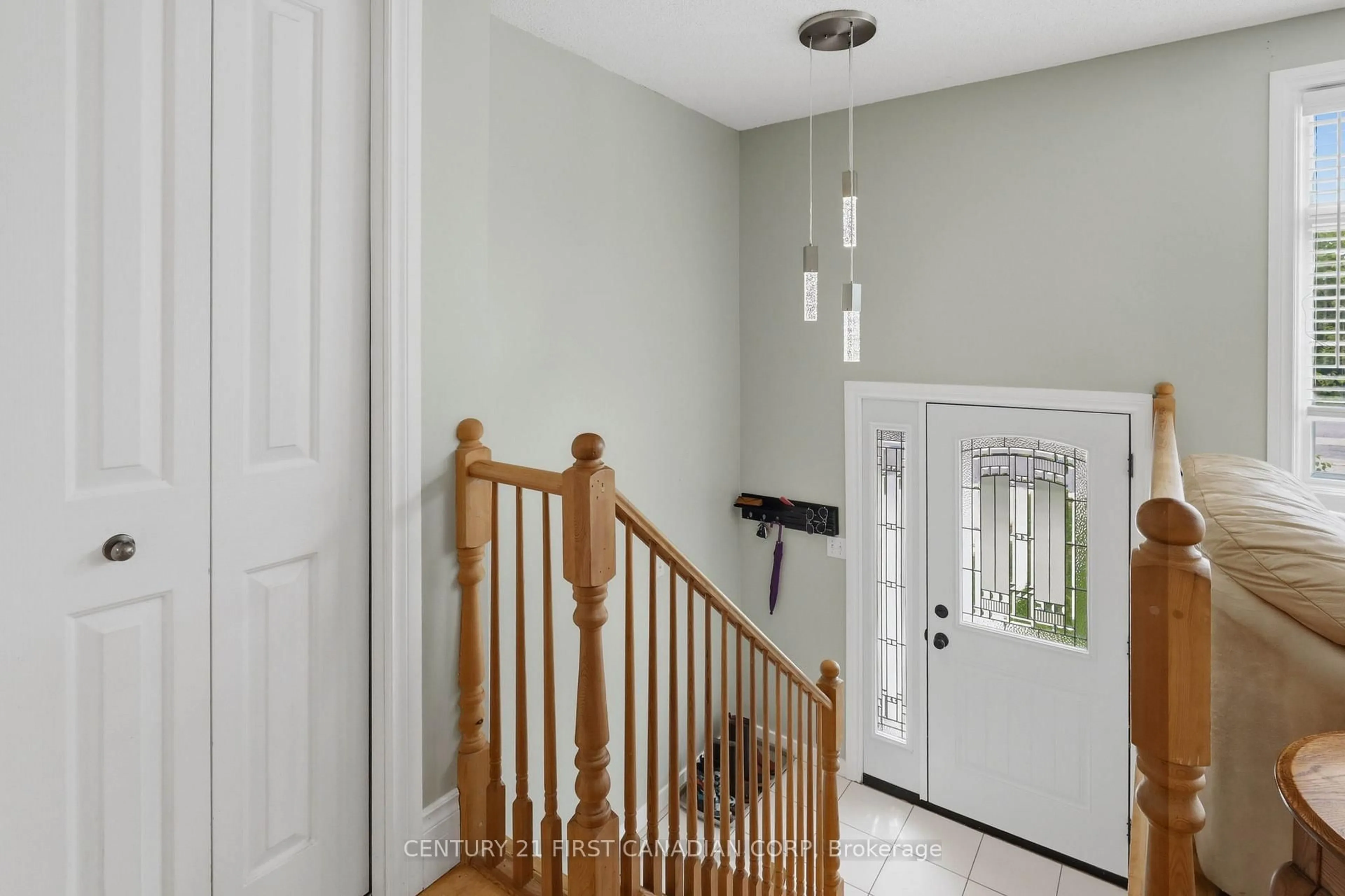 Indoor entryway for 557 Ferndale Crt, London South Ontario N6C 5C2