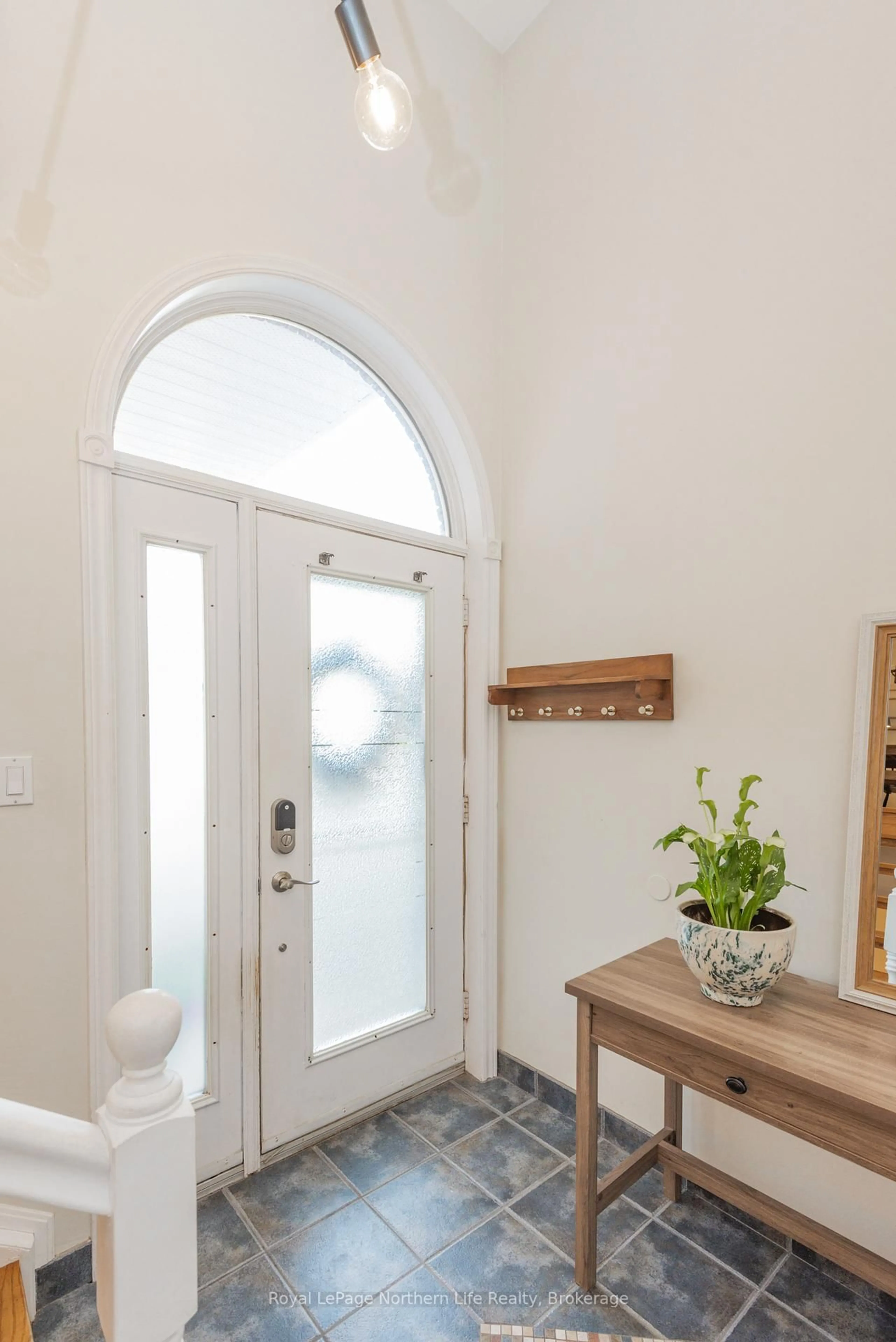 Indoor entryway for 523 Bromley Ave, North Bay Ontario P1B 9H7