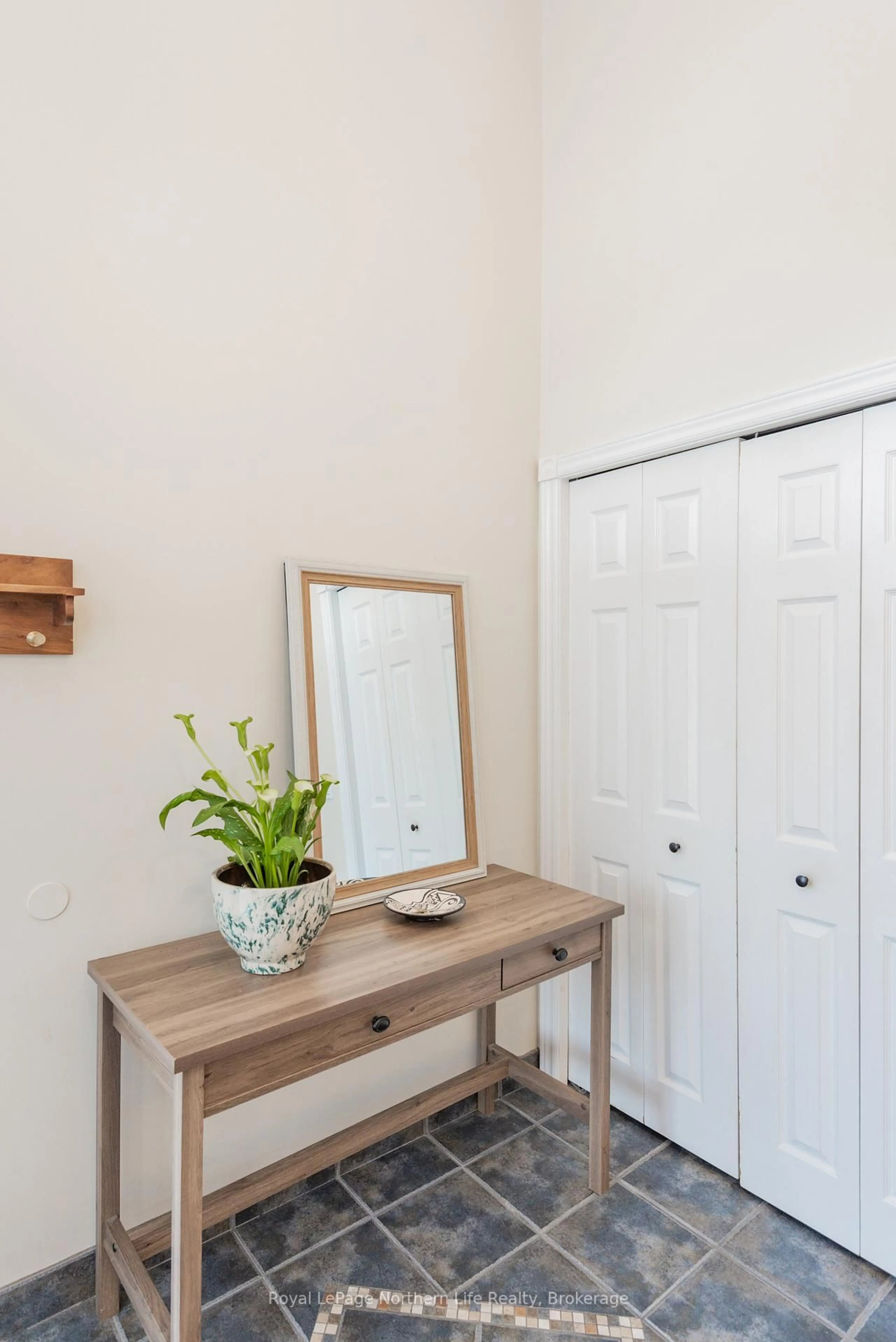 Indoor entryway for 523 Bromley Ave, North Bay Ontario P1B 9H7