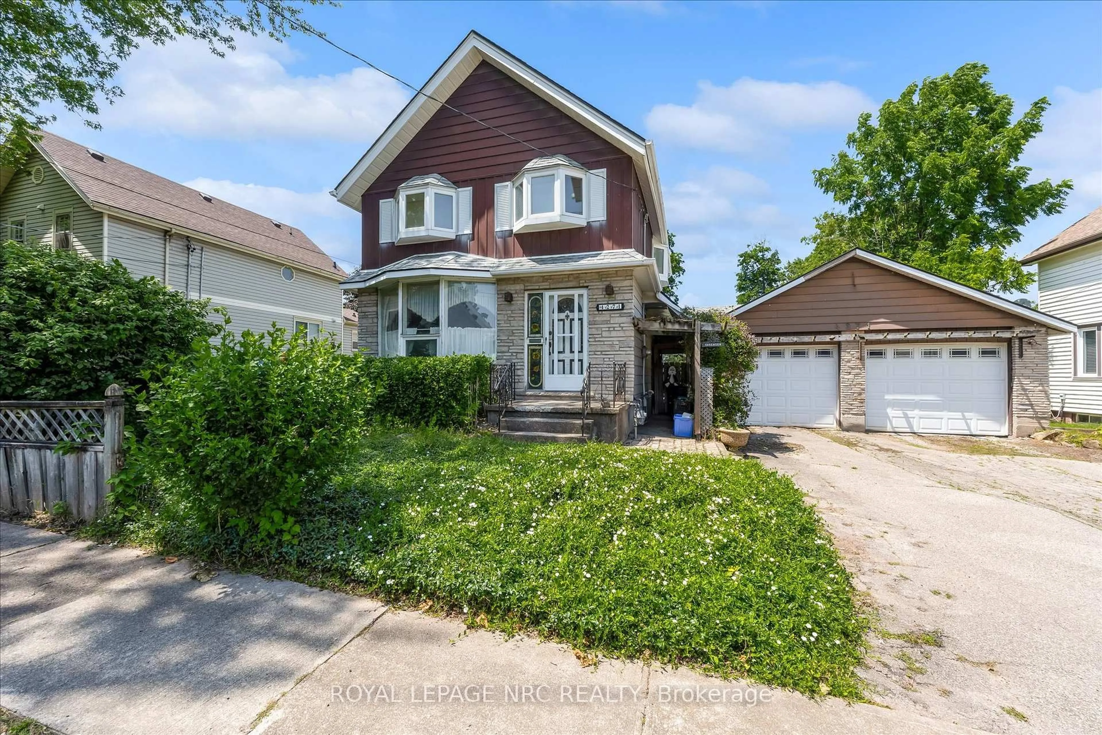 A pic from outside/outdoor area/front of a property/back of a property/a pic from drone, street for 4271 Elgin St, Niagara Falls Ontario L2E 2X7