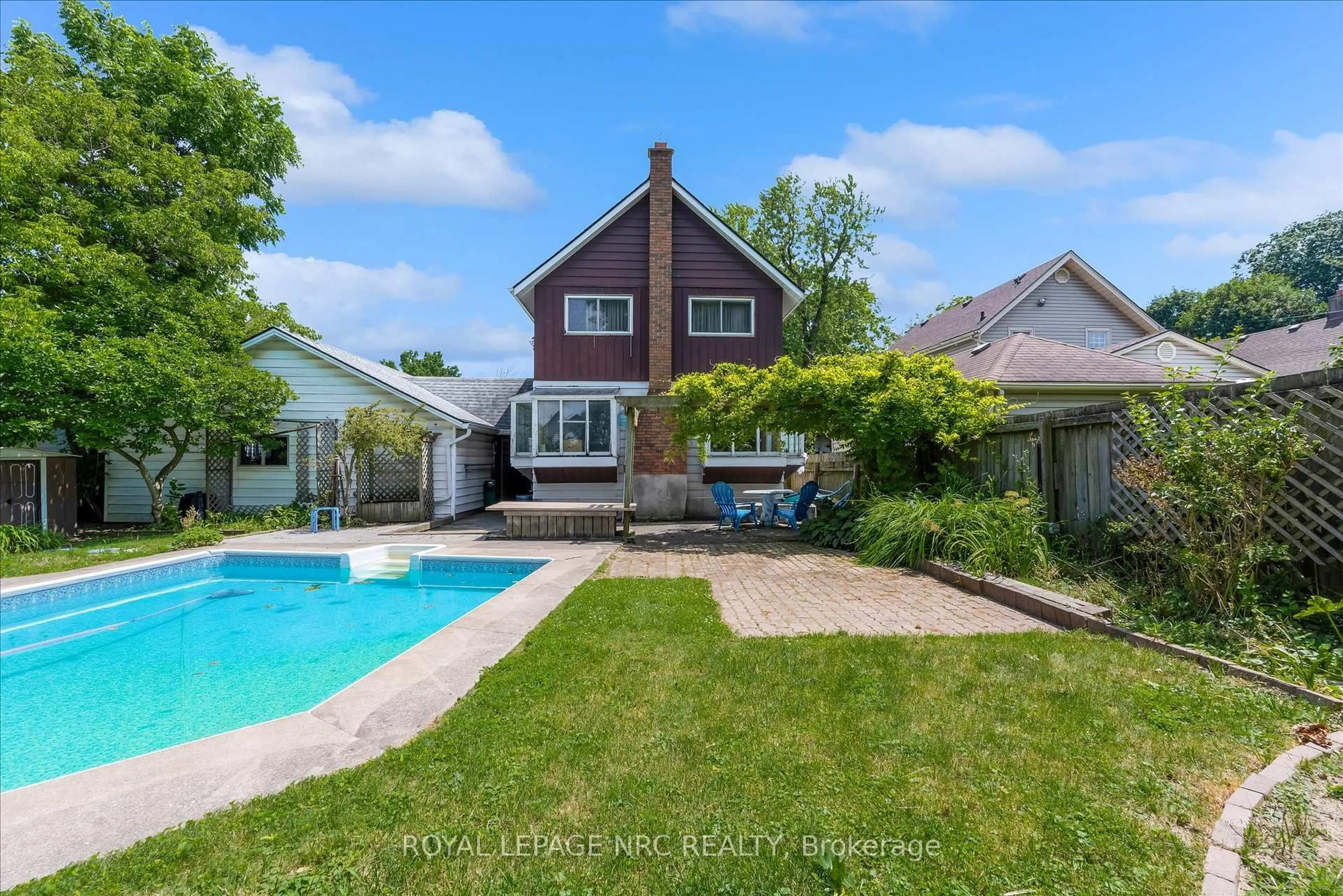 A pic from outside/outdoor area/front of a property/back of a property/a pic from drone, street for 4271 Elgin St, Niagara Falls Ontario L2E 2X7
