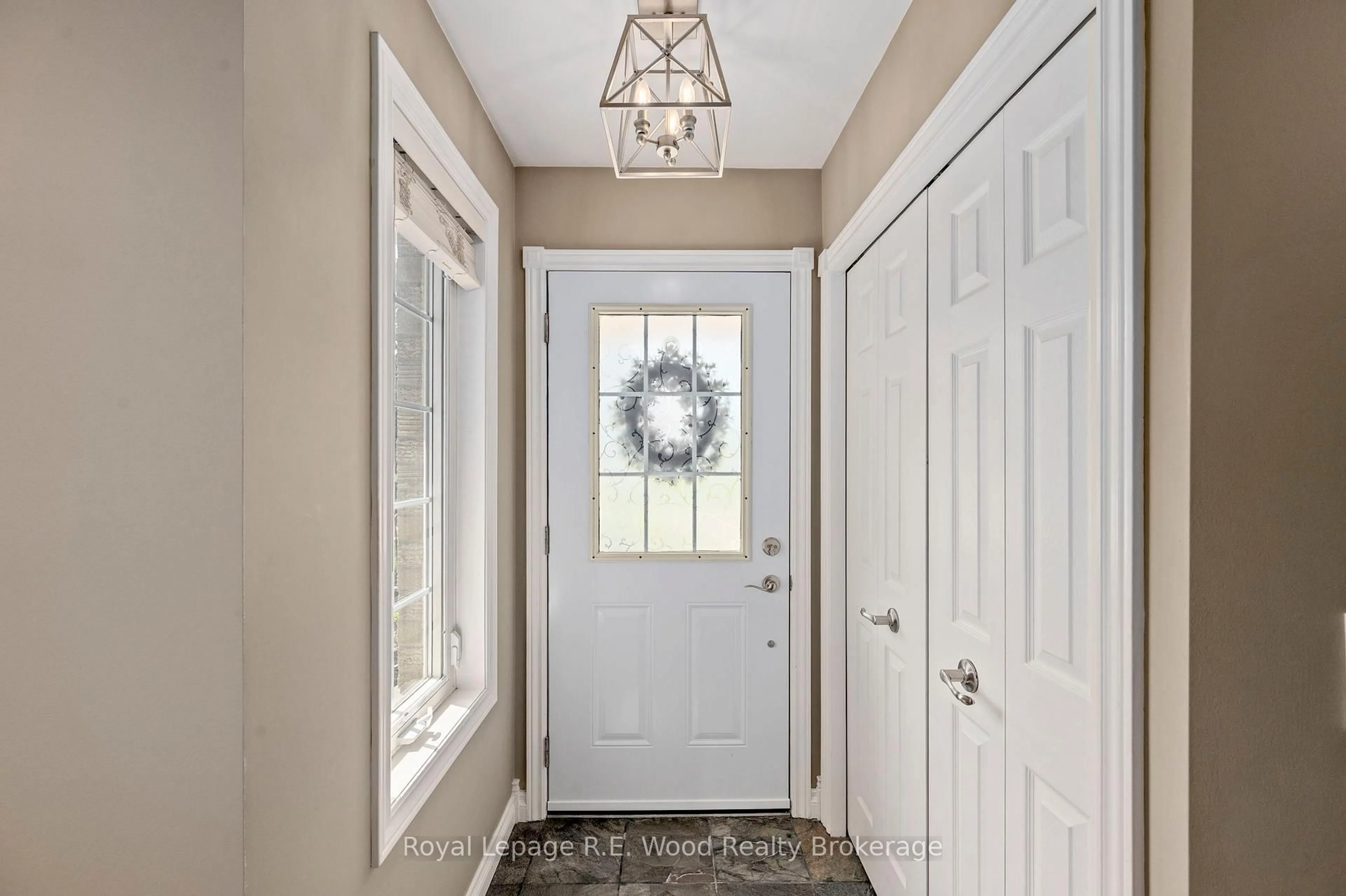 Indoor entryway for 117 Allen St, Tillsonburg Ontario N4G 5J9