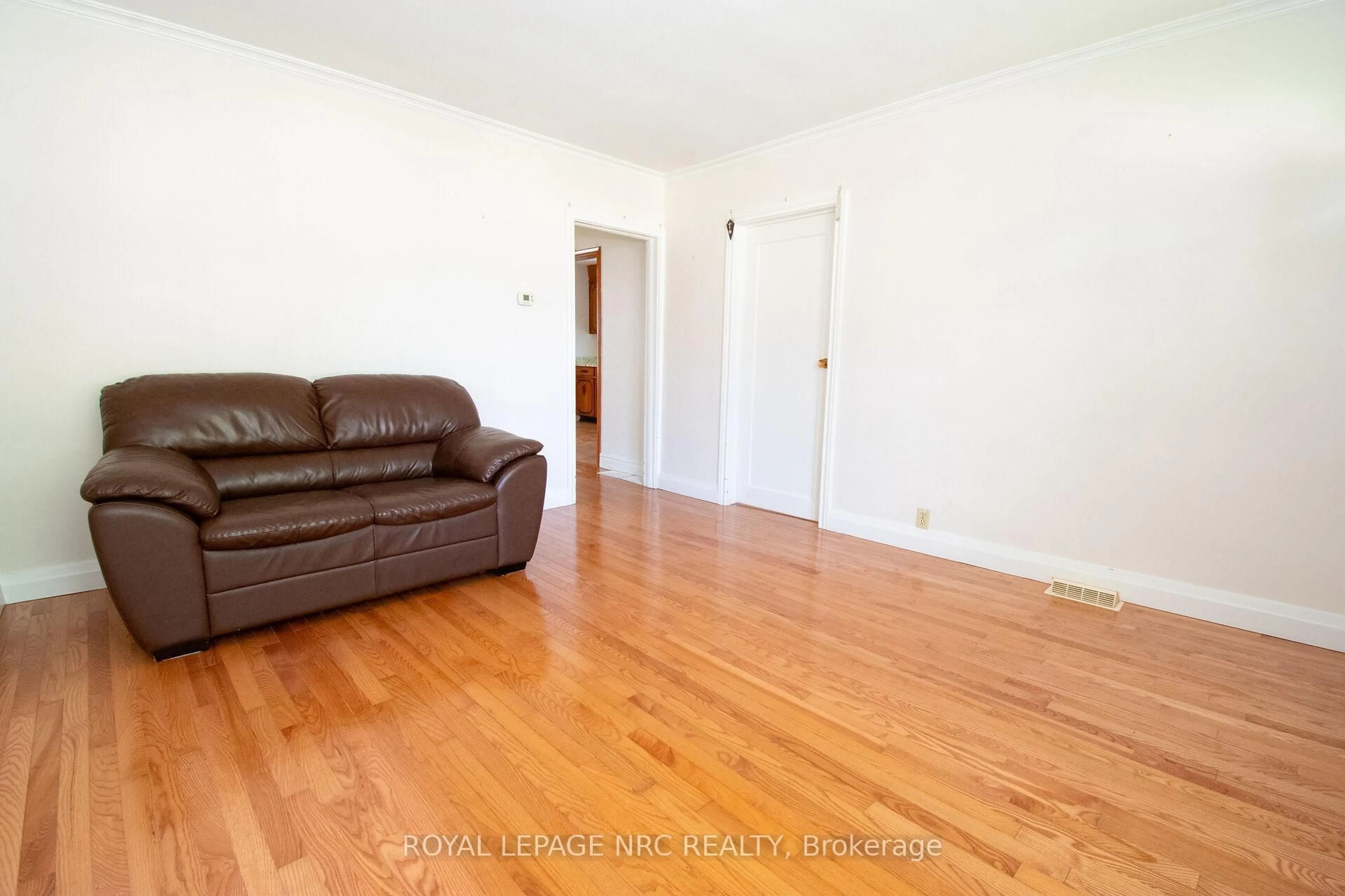 A pic of a room for 2 Eastbourne Ave, St. Catharines Ontario L2M 5K4