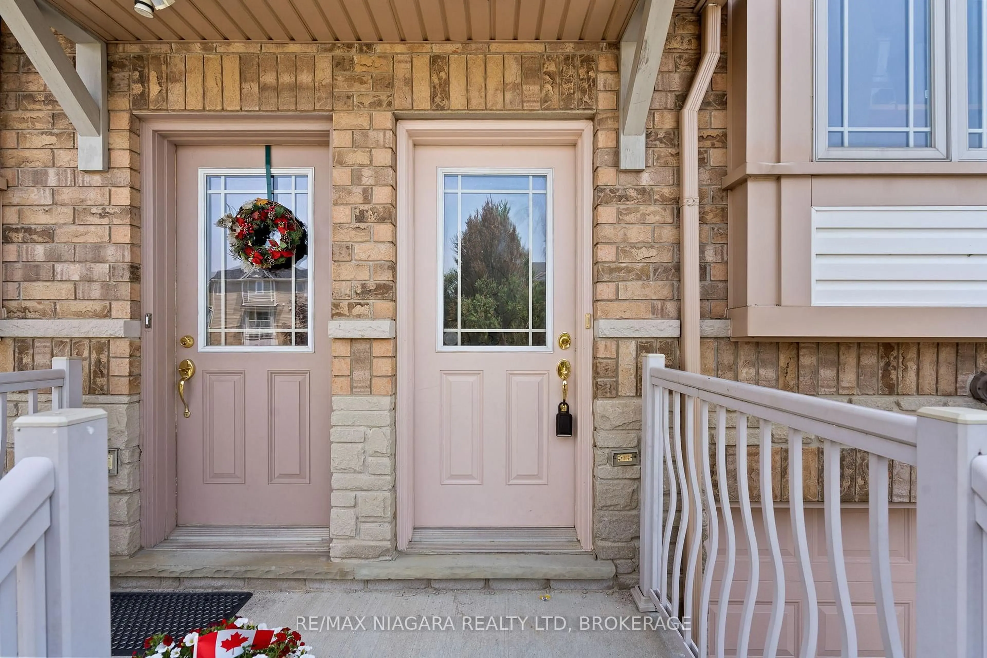 Indoor entryway for 15 Hemlock Way, Grimsby Ontario L3M 0A7
