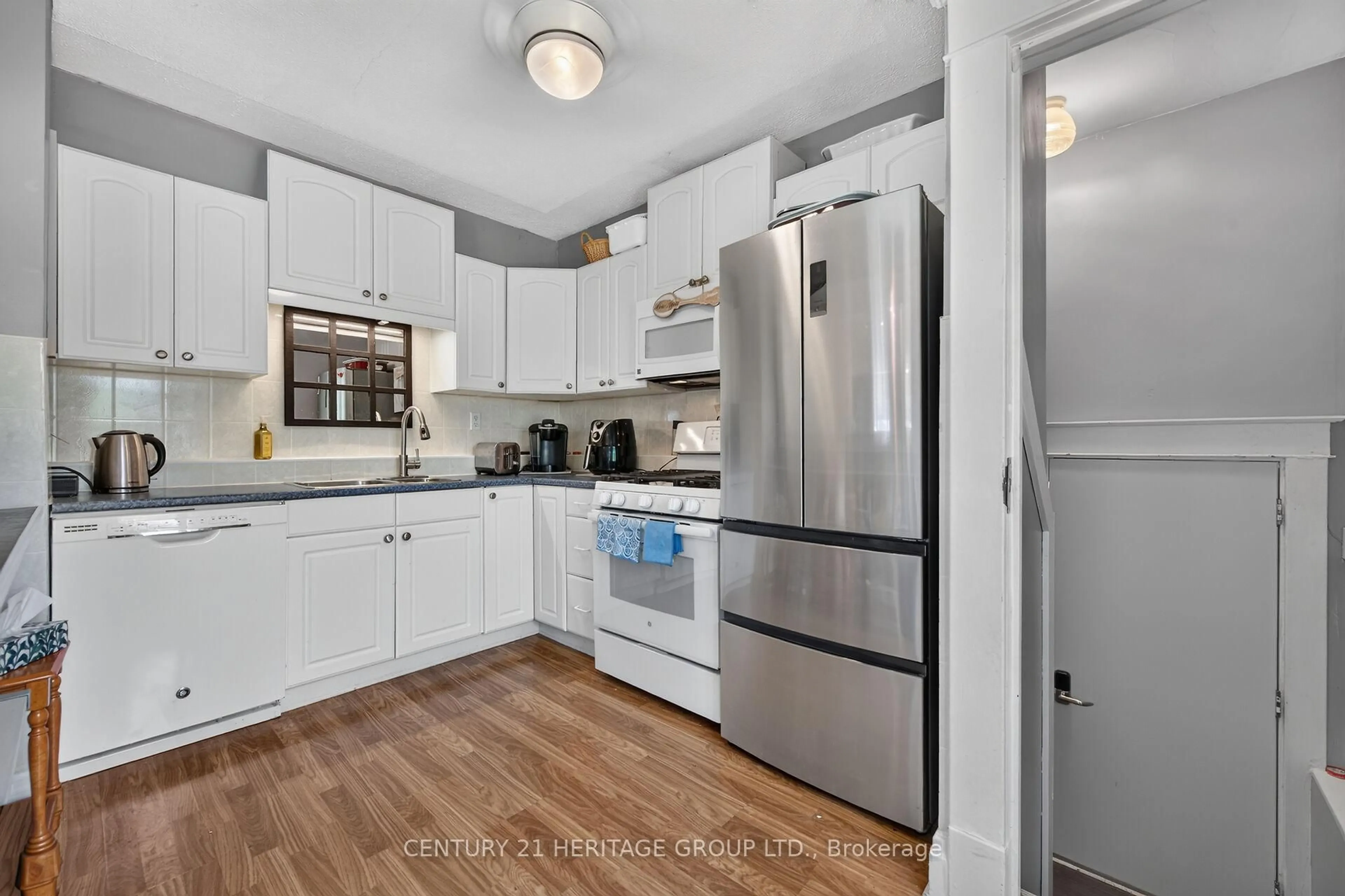 Standard kitchen, unknown for 208 Carlton St, St. Catharines Ontario L2R 1S6