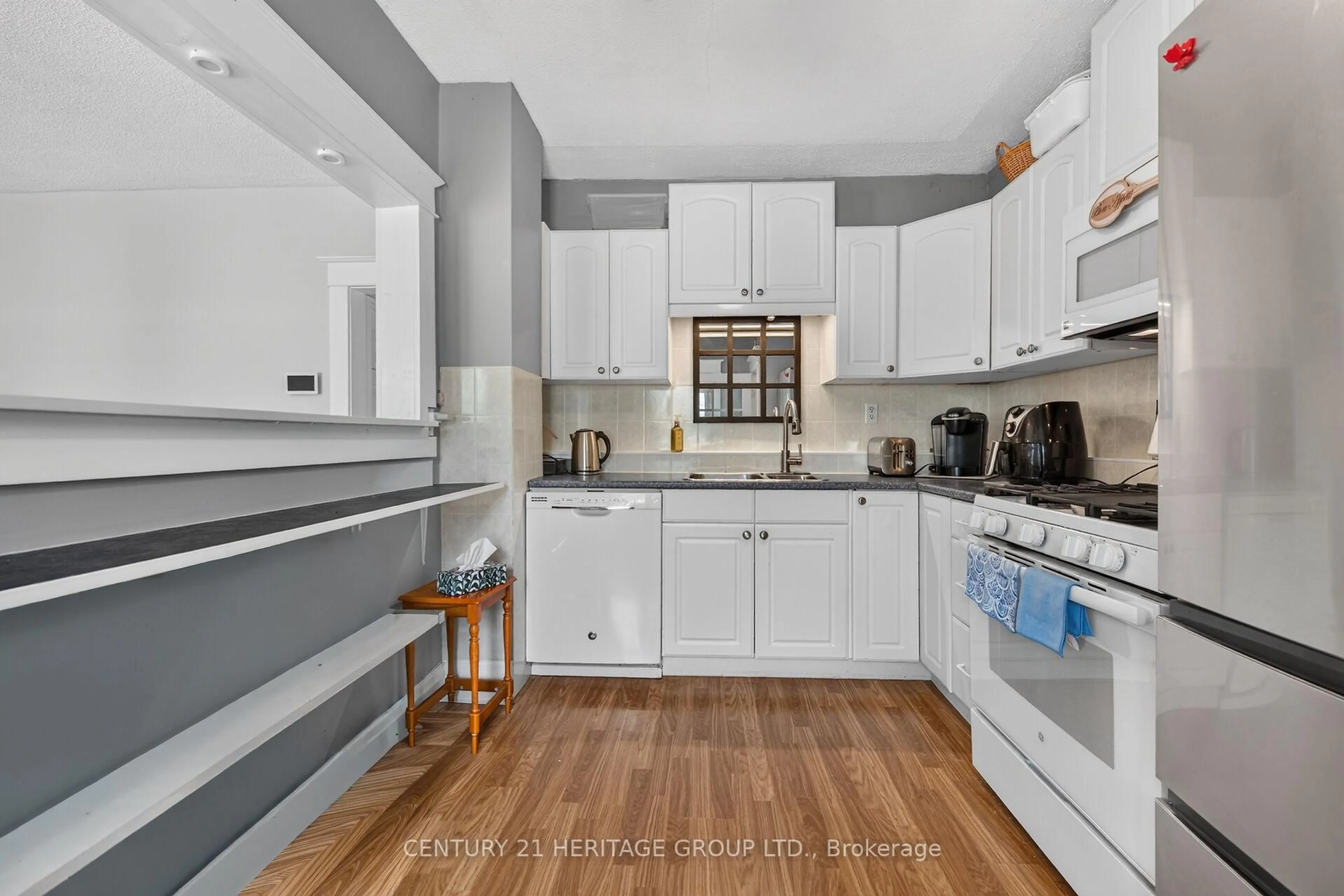Standard kitchen, ceramic/tile floor for 208 Carlton St, St. Catharines Ontario L2R 1S6