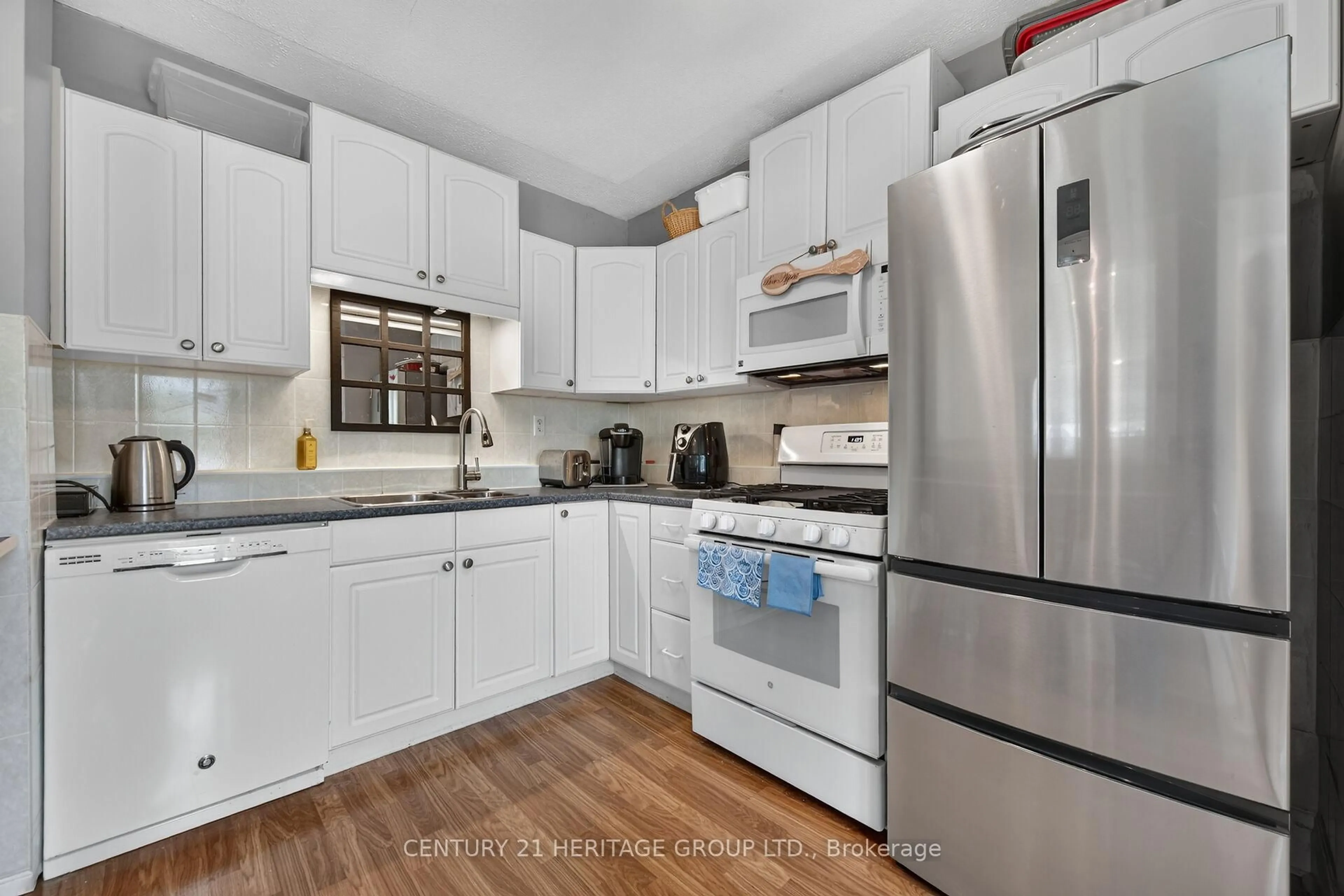 Standard kitchen, unknown for 208 Carlton St, St. Catharines Ontario L2R 1S6
