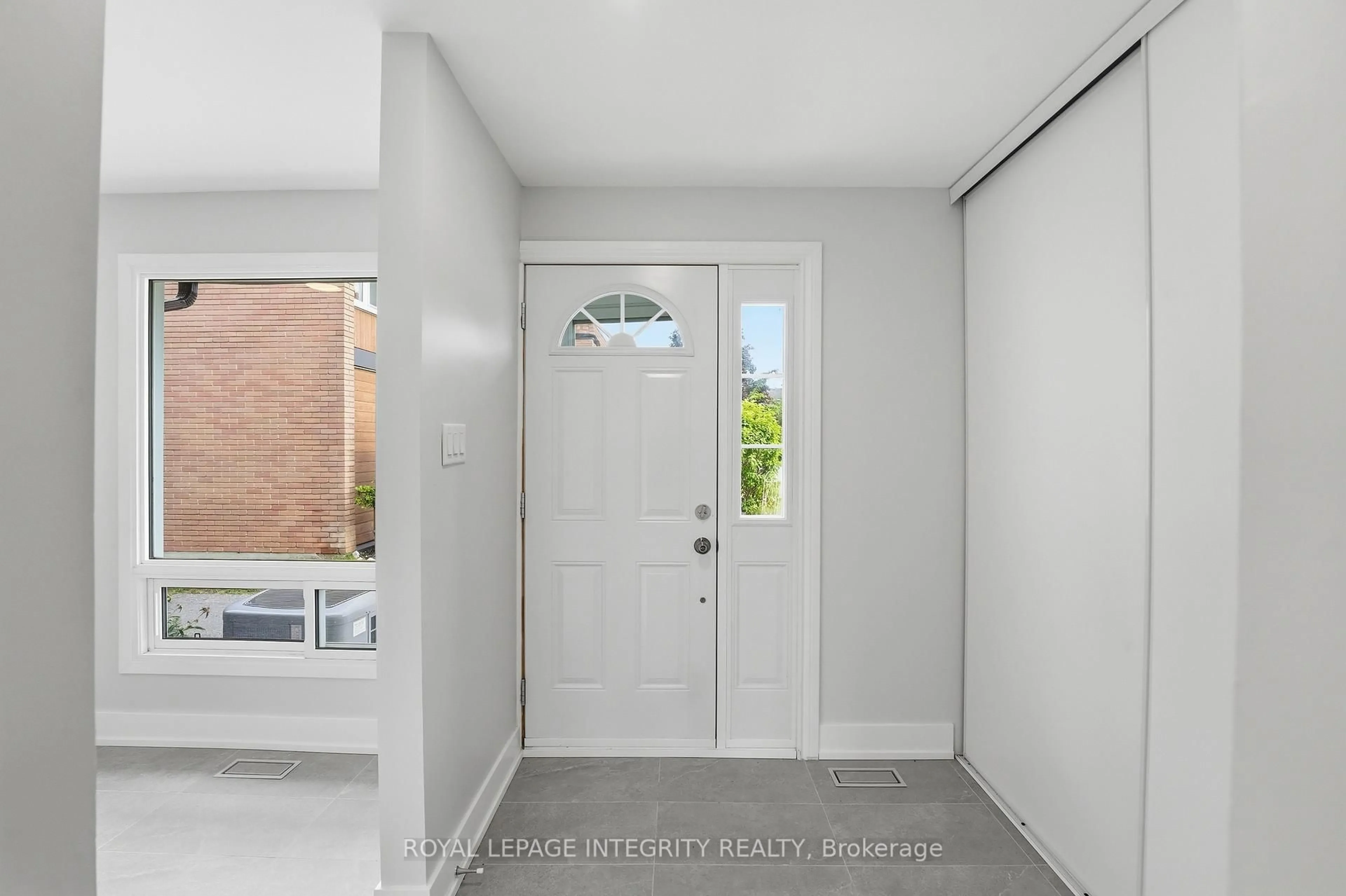 Indoor entryway for 3565 Downpatrick Rd #14, Ottawa Ontario K1V 8T3