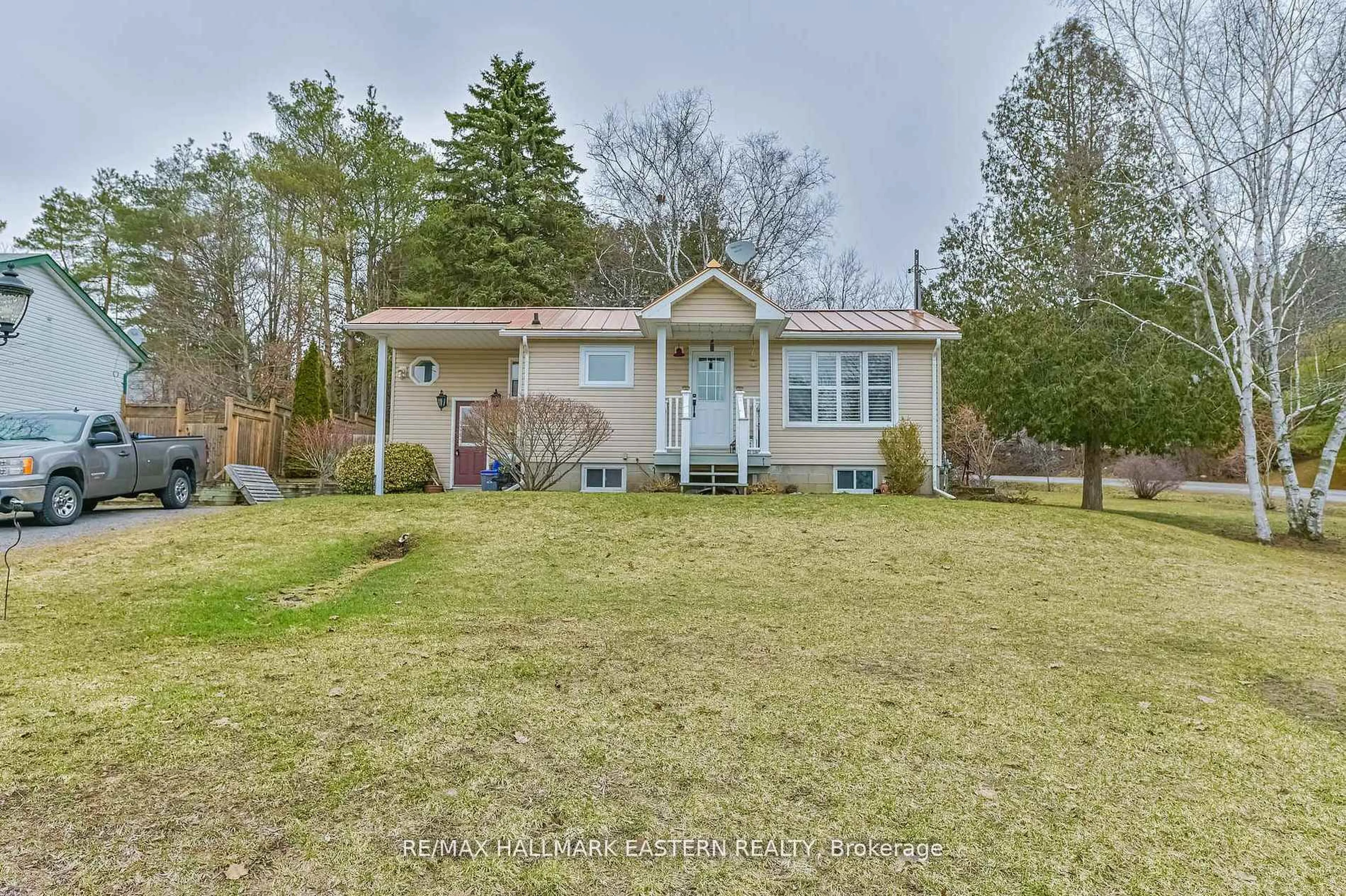 A pic from outside/outdoor area/front of a property/back of a property/a pic from drone, street for 2839 Peter St, Hamilton Township Ontario K9A 4J9