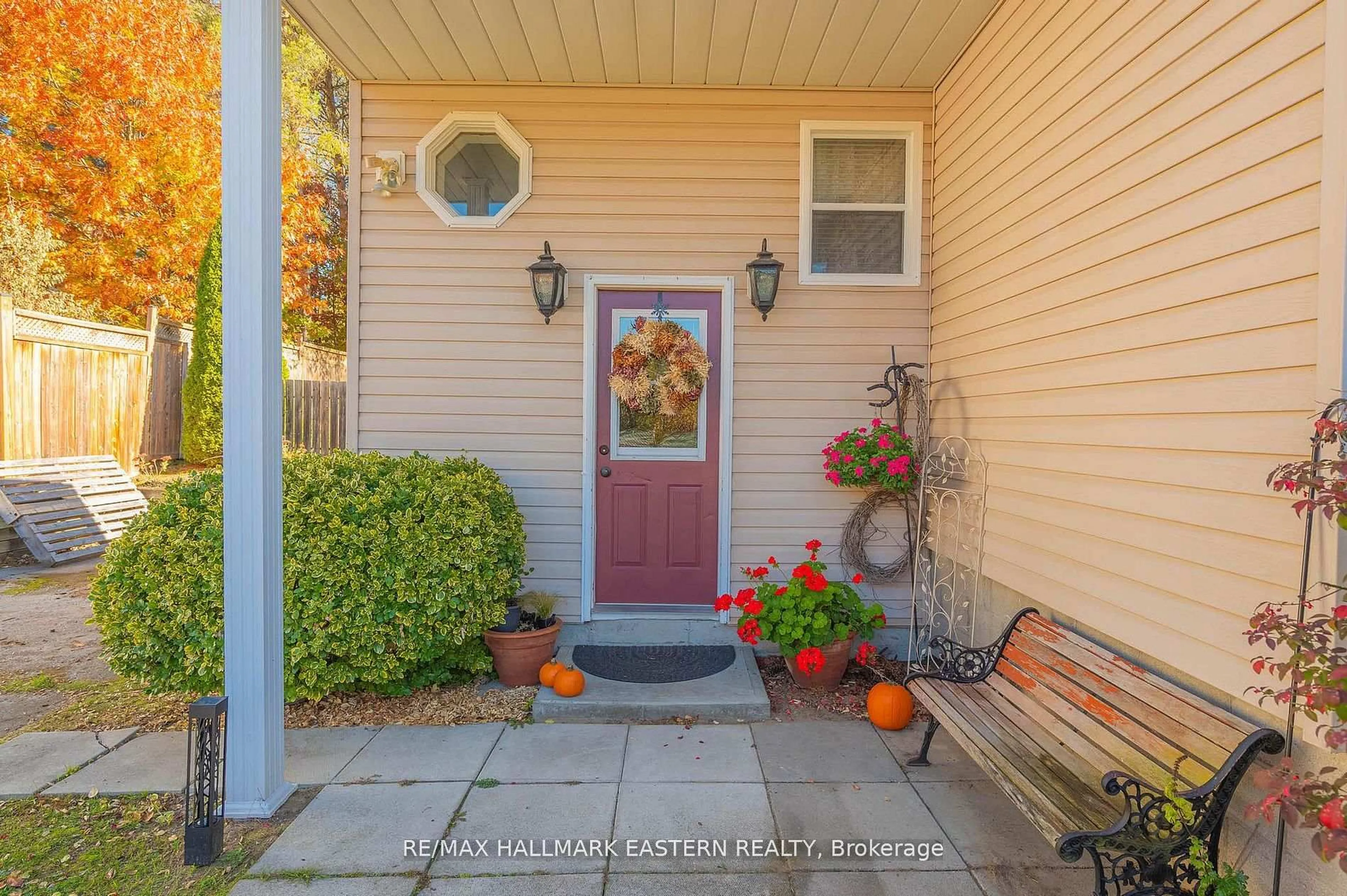 Indoor entryway for 2839 Peter St, Hamilton Township Ontario K9A 4J9