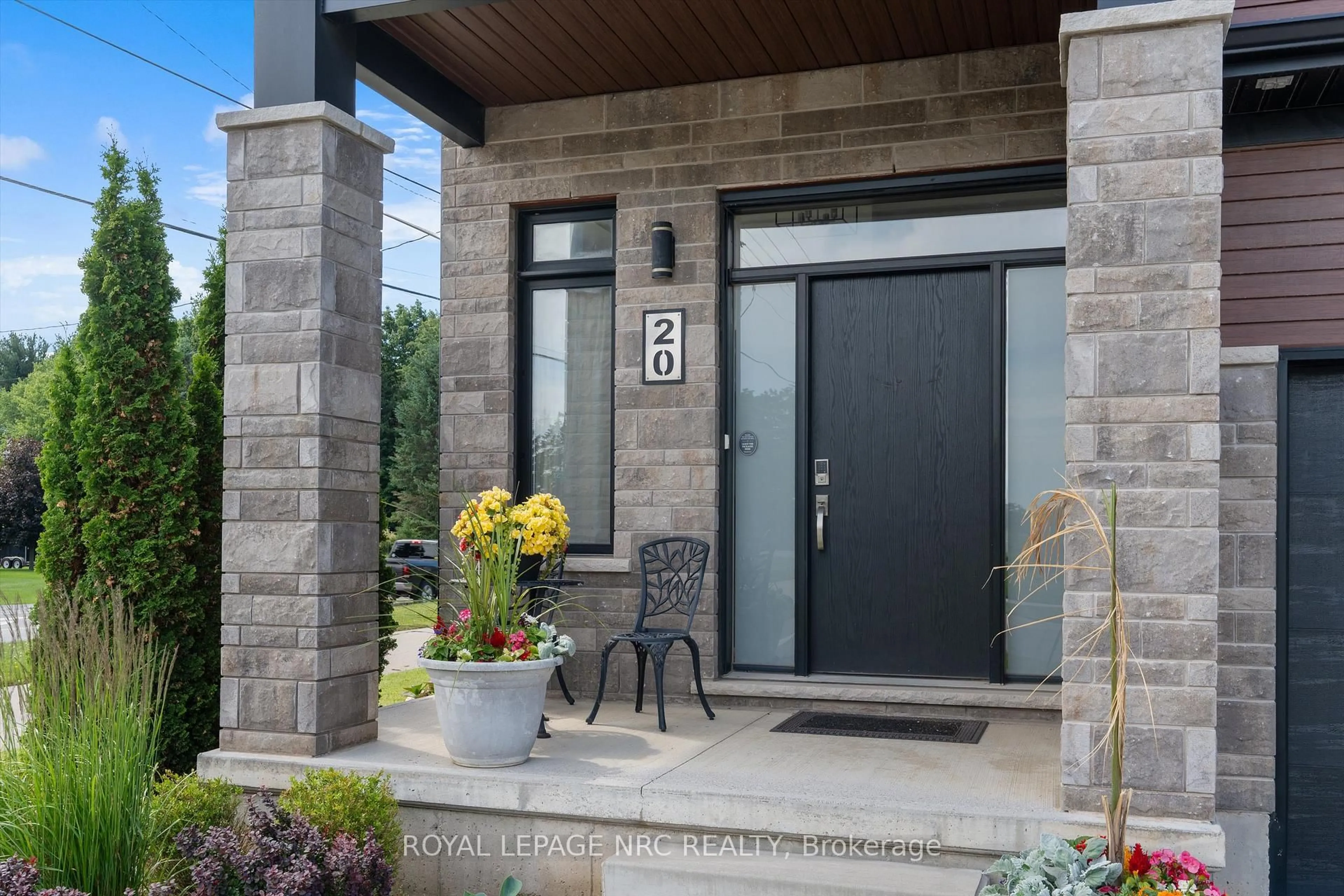 Indoor entryway for 20 Myrtle St, Pelham Ontario L3E 0A9