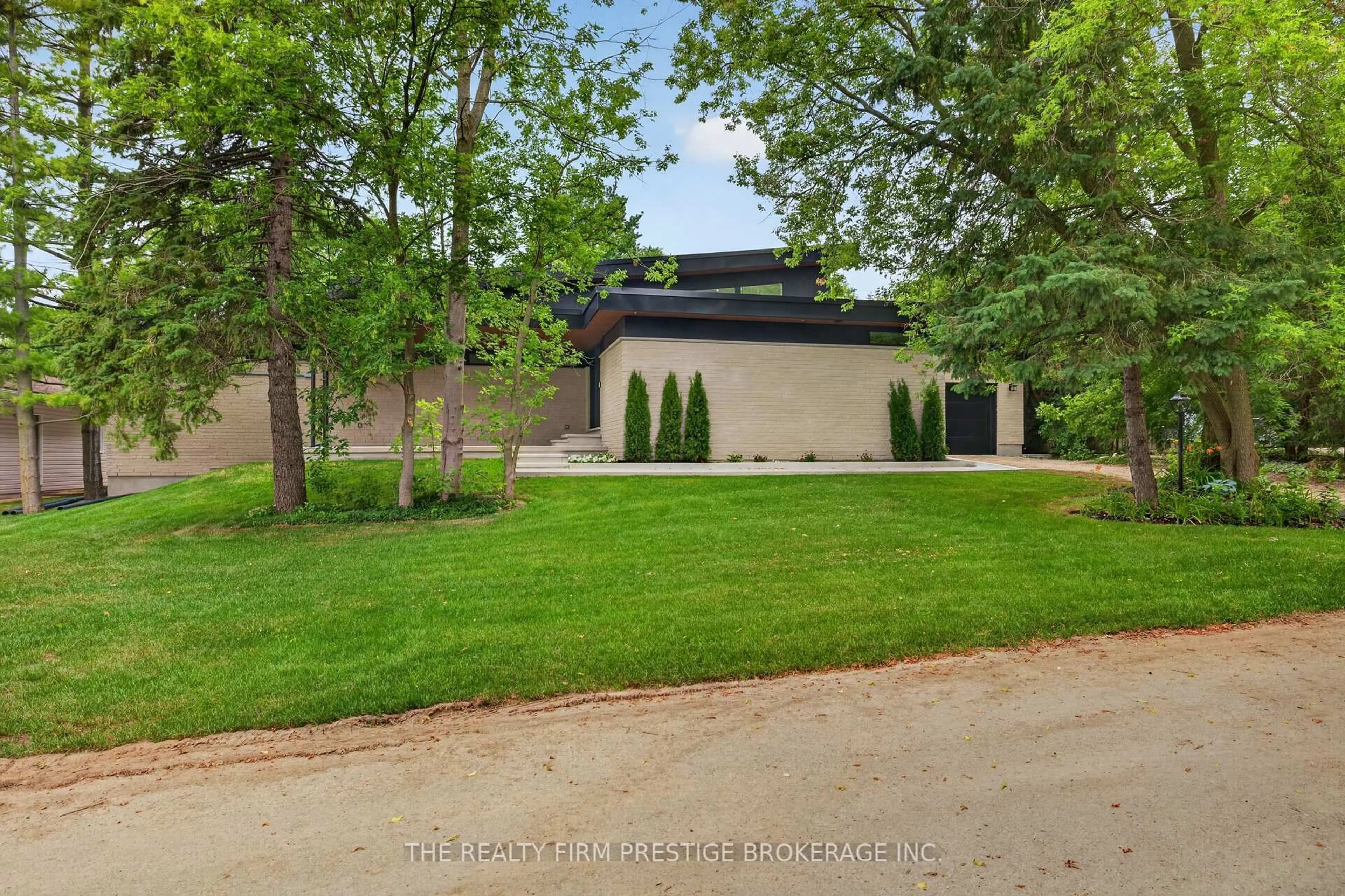 A pic from outside/outdoor area/front of a property/back of a property/a pic from drone, street for 152 St Andrew St, St. Marys Ontario N4X 1A2