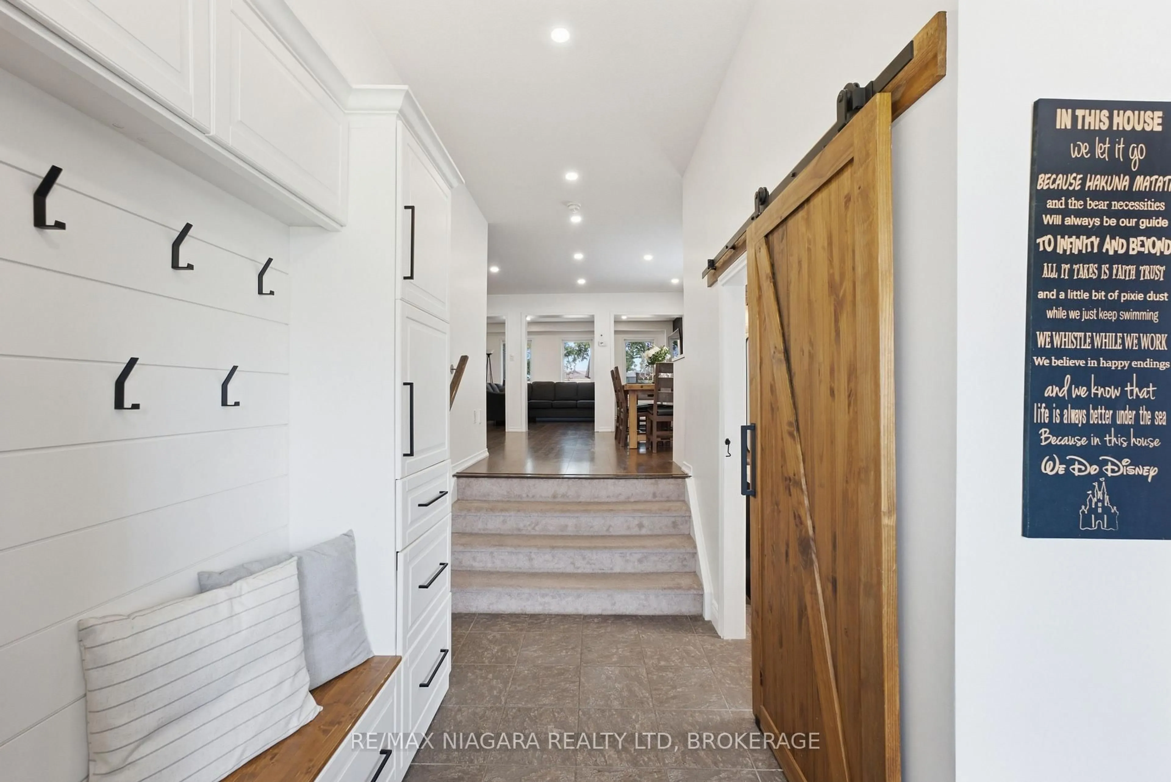 Indoor entryway for 8571 Dogwood Cres, Niagara Falls Ontario L2H 0K7
