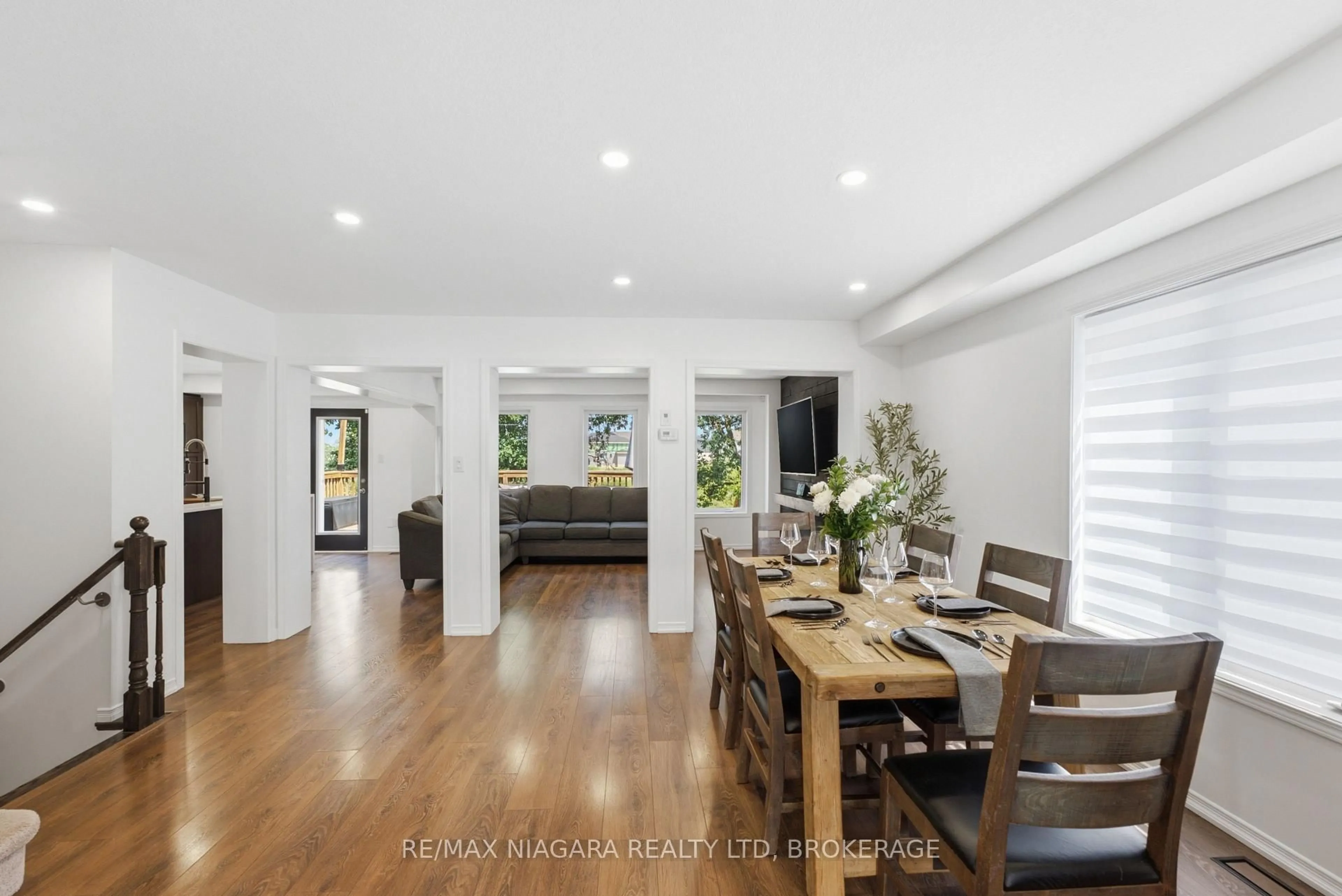 Dining room, wood/laminate floor for 8571 Dogwood Cres, Niagara Falls Ontario L2H 0K7