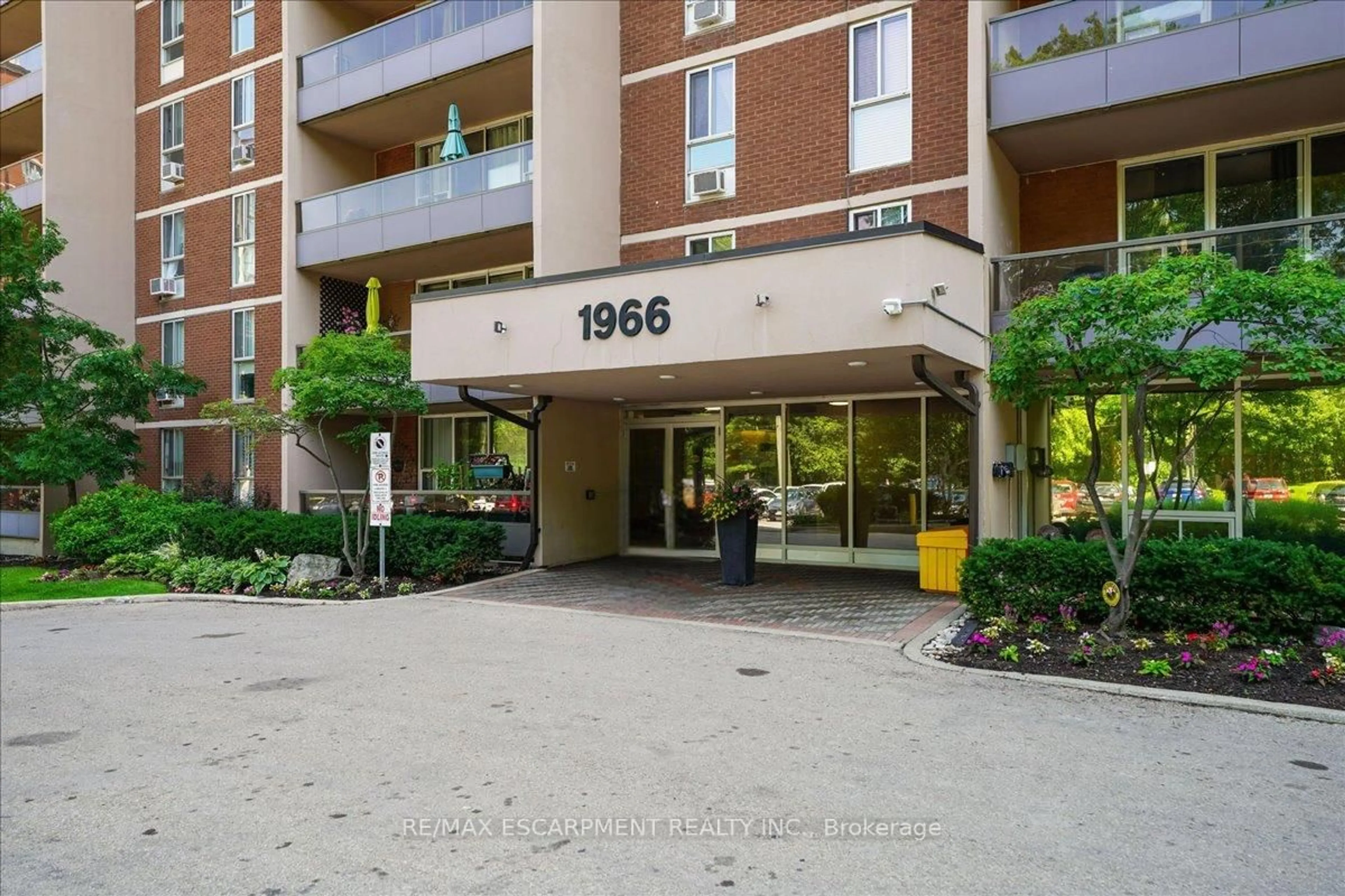 Indoor foyer for 1966 Main St #801, Hamilton Ontario L8S 1J6